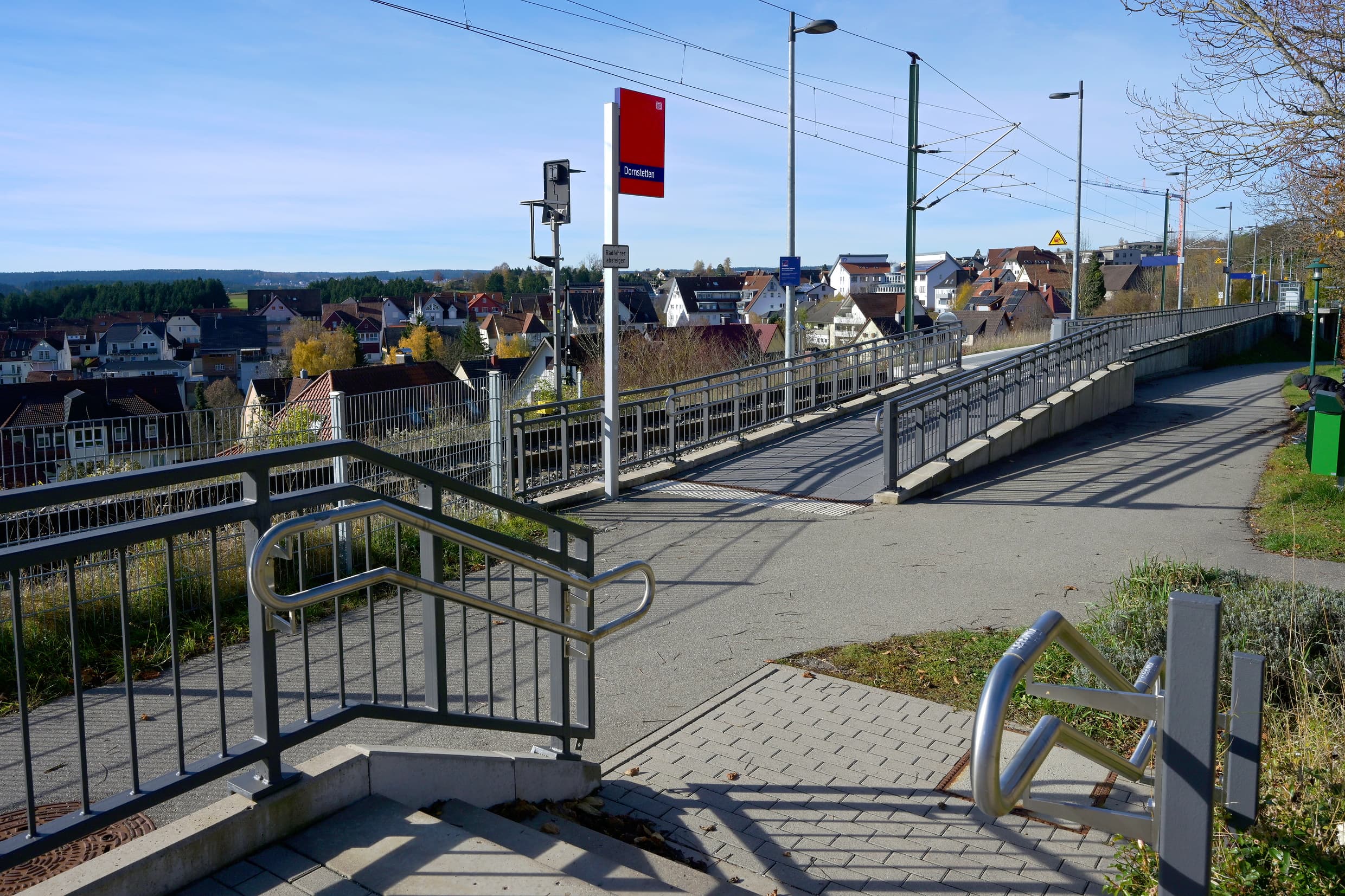 Modernisierter Bahnsteigzugang am Bahnhof Dornstetten.