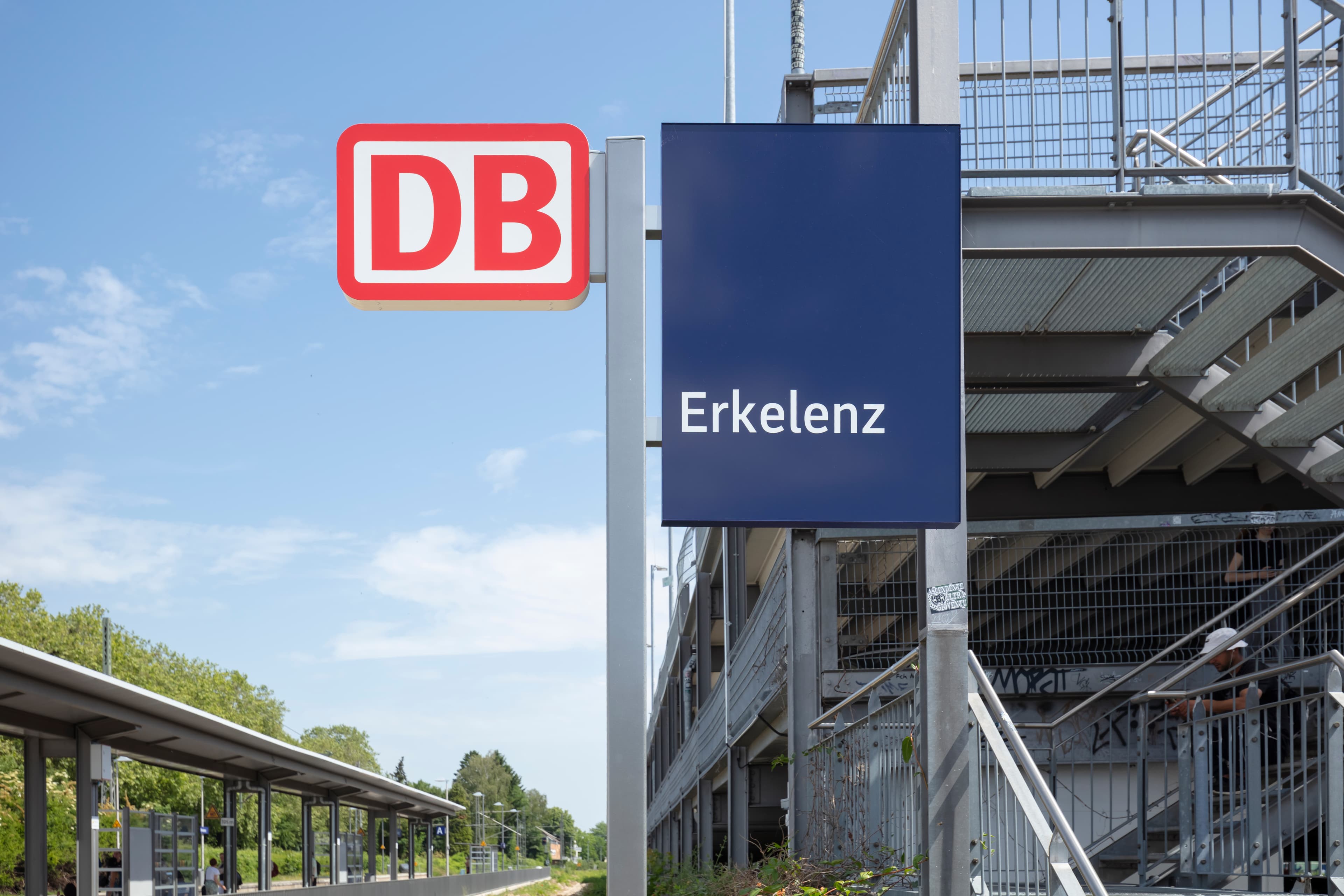 Neues Bahnhofsschild und DB-Zeichen.