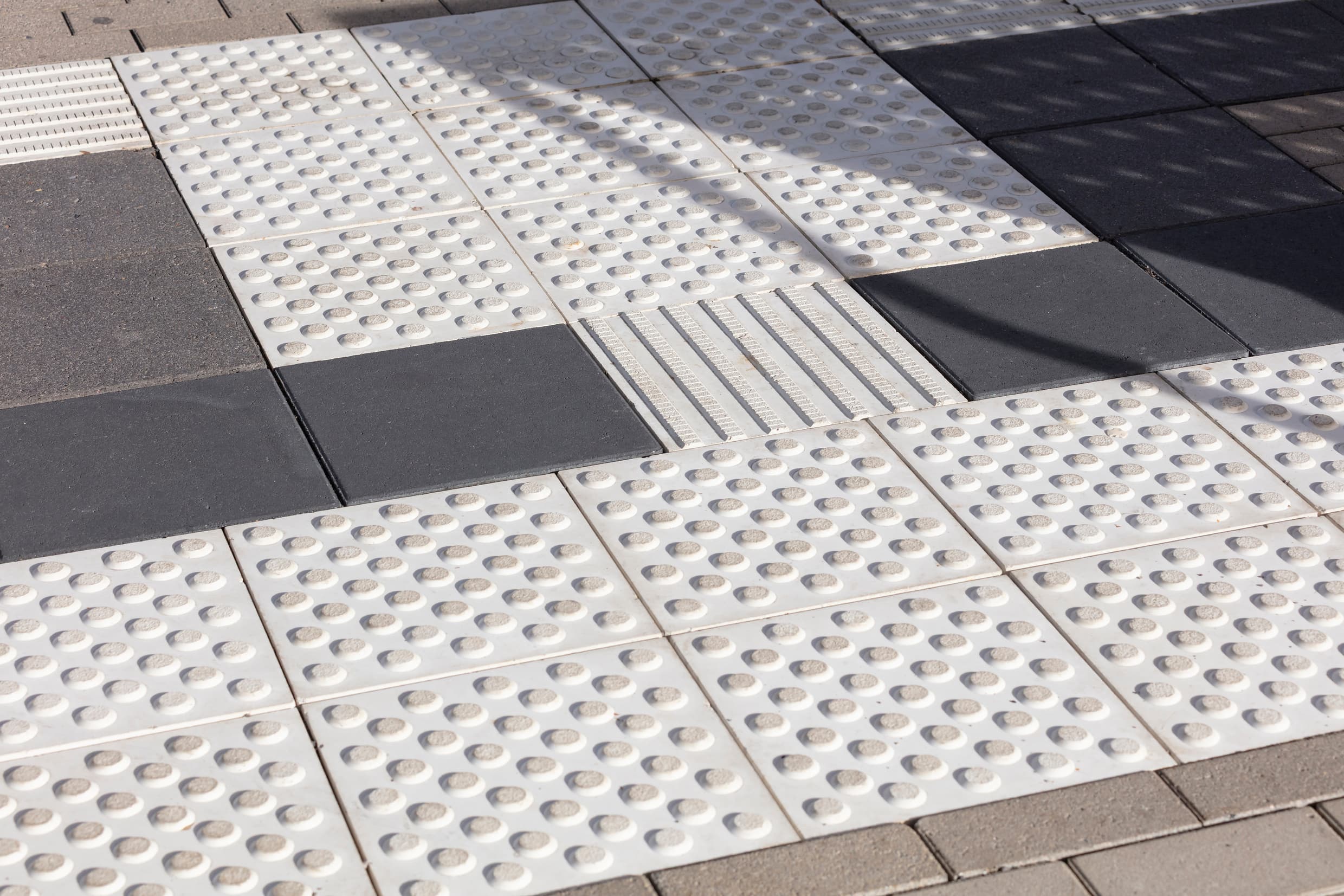 Das erneuerte Blindenleitsystem trägt zur Nutzung des Bahnhofs für Alle bei.