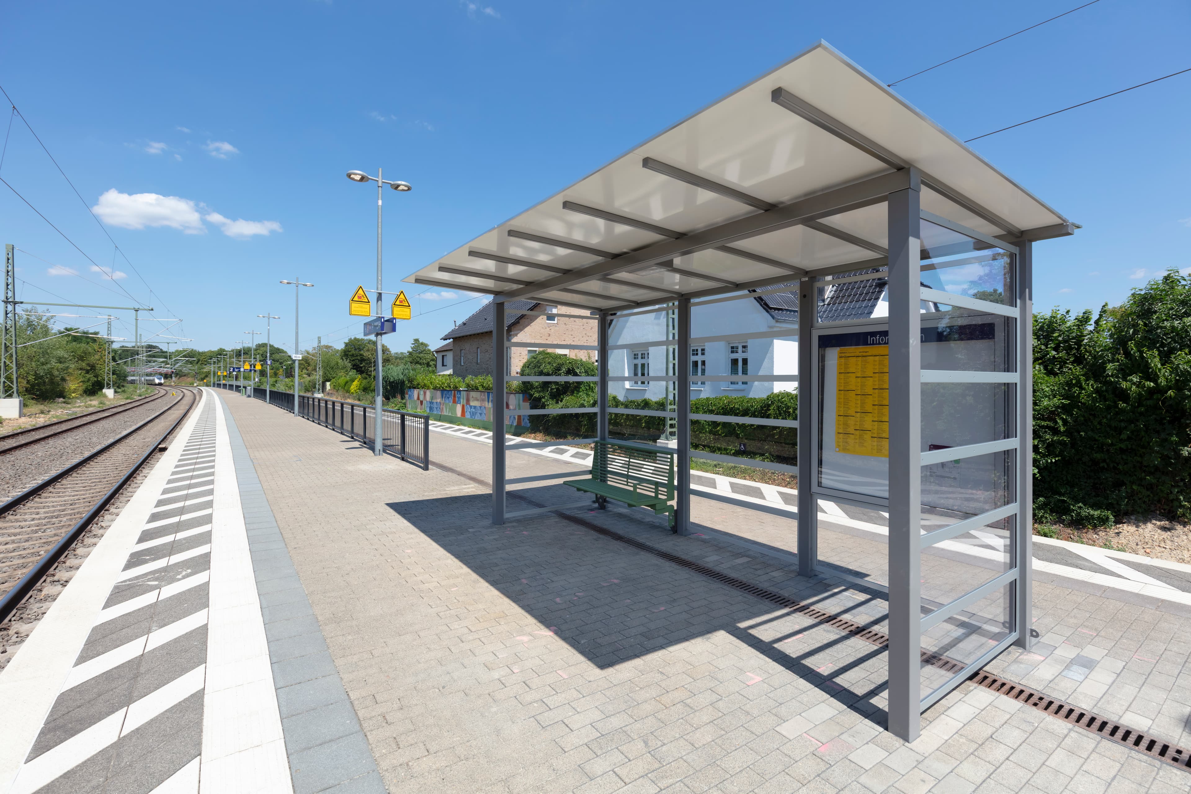 Das neue Wetterschutzhäuschen mit Sitzbank und Vitrine.