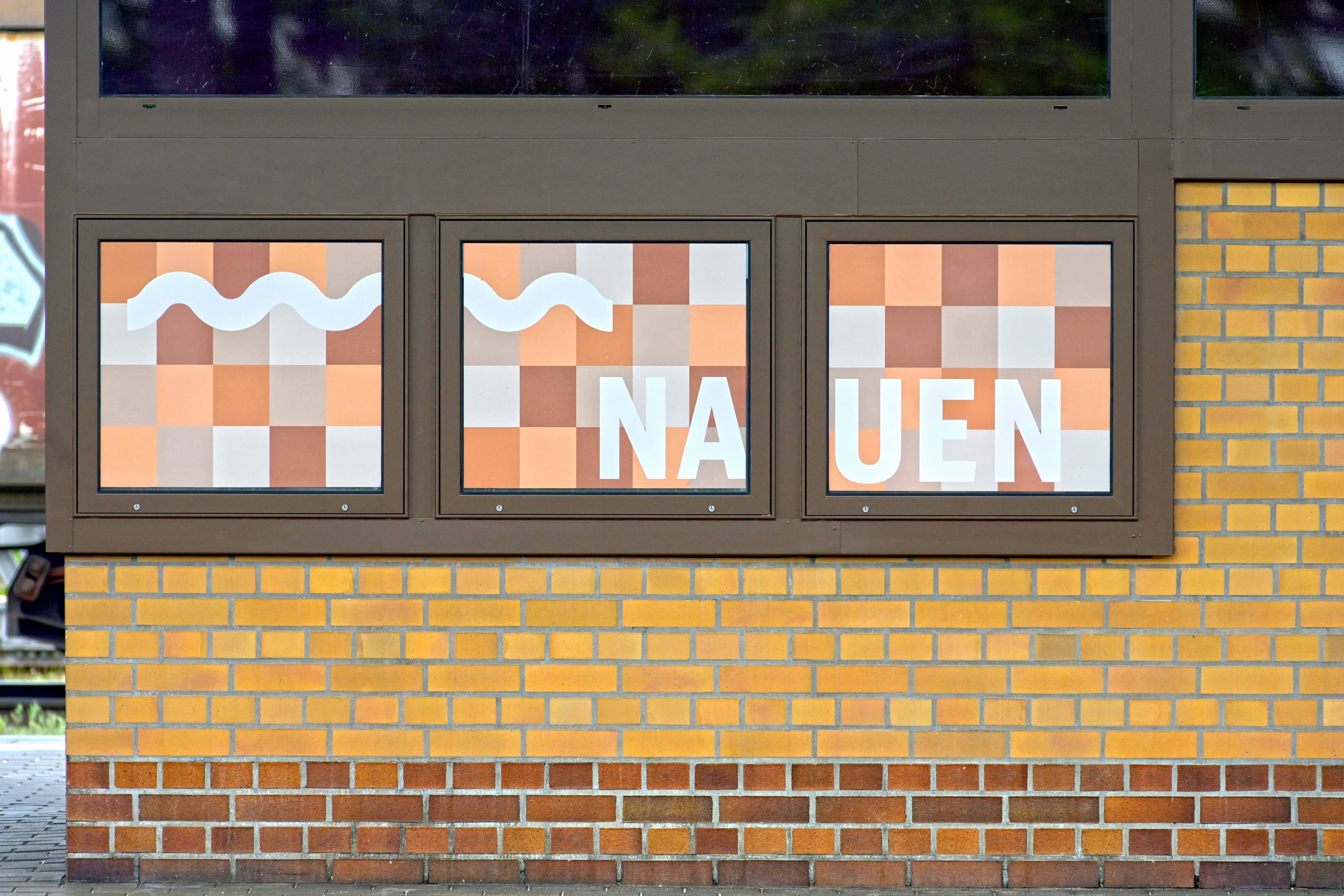 Neue Wandgestaltung am Bahnhof Nauen.
