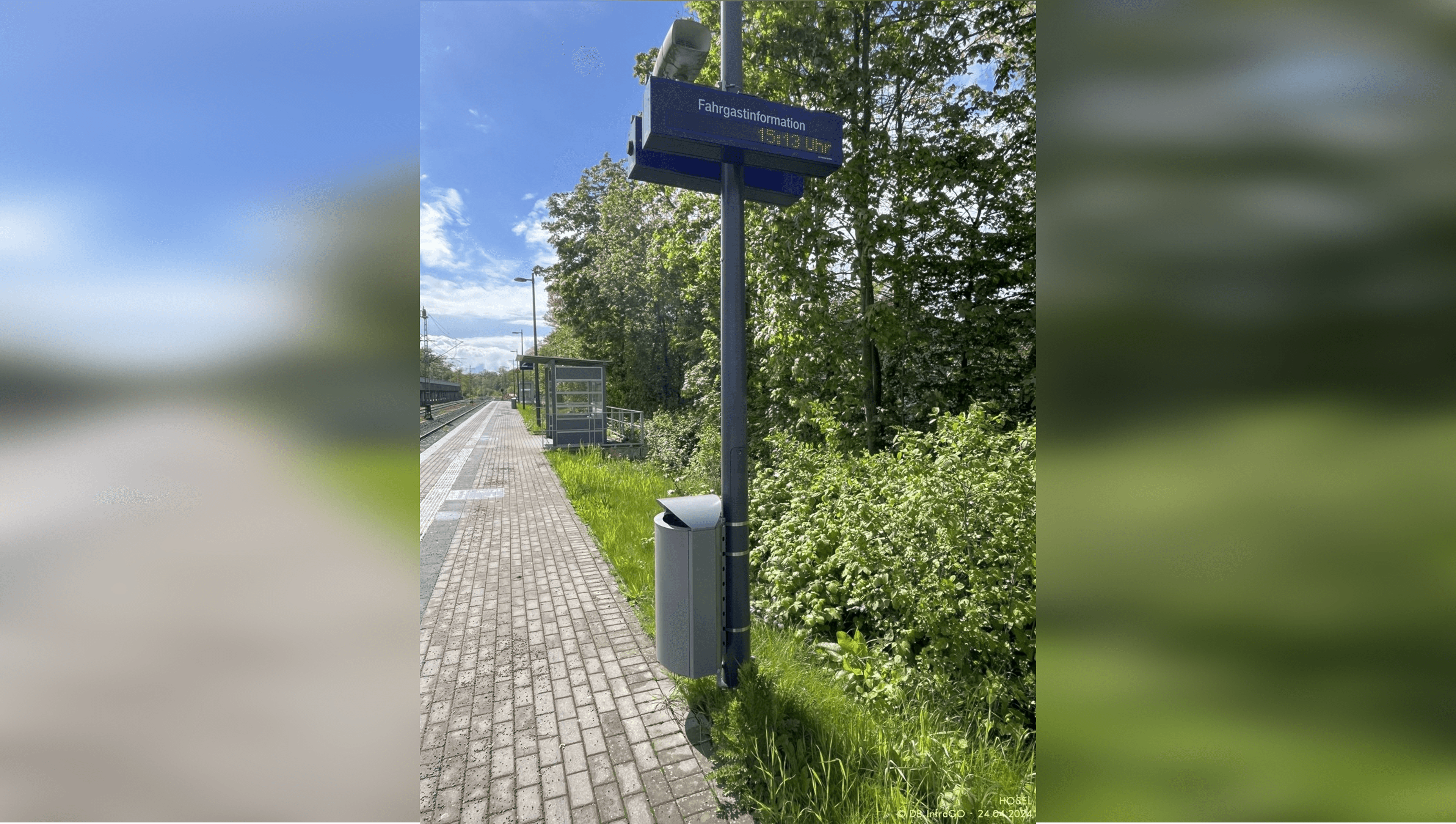 Der Bahnsteig mit einem einzeiligen Dynamischen Schriftenanzeiger und einem Wetterschutzhaus im Hintergrund.