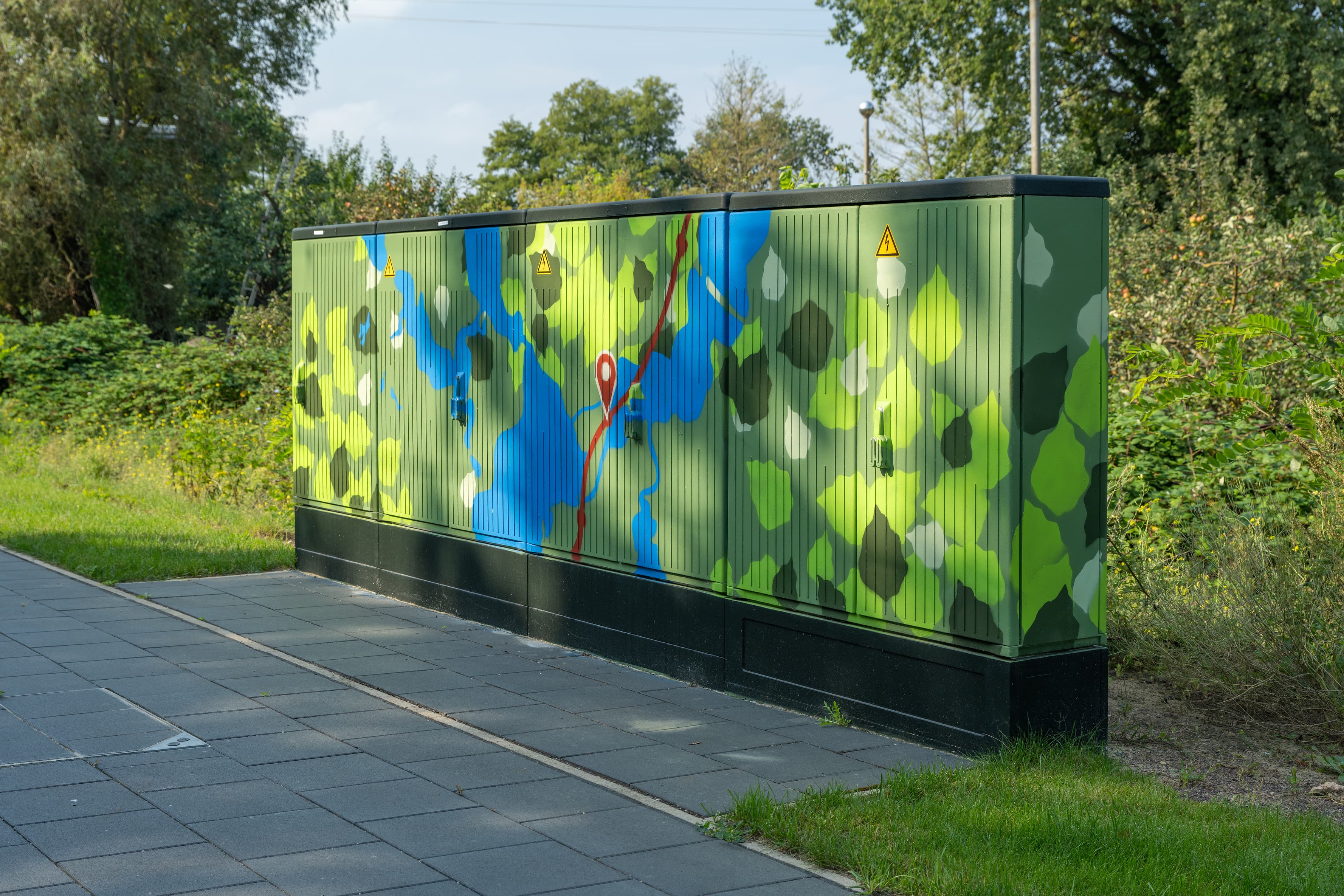 Bunt gestaltete Trafokästen.