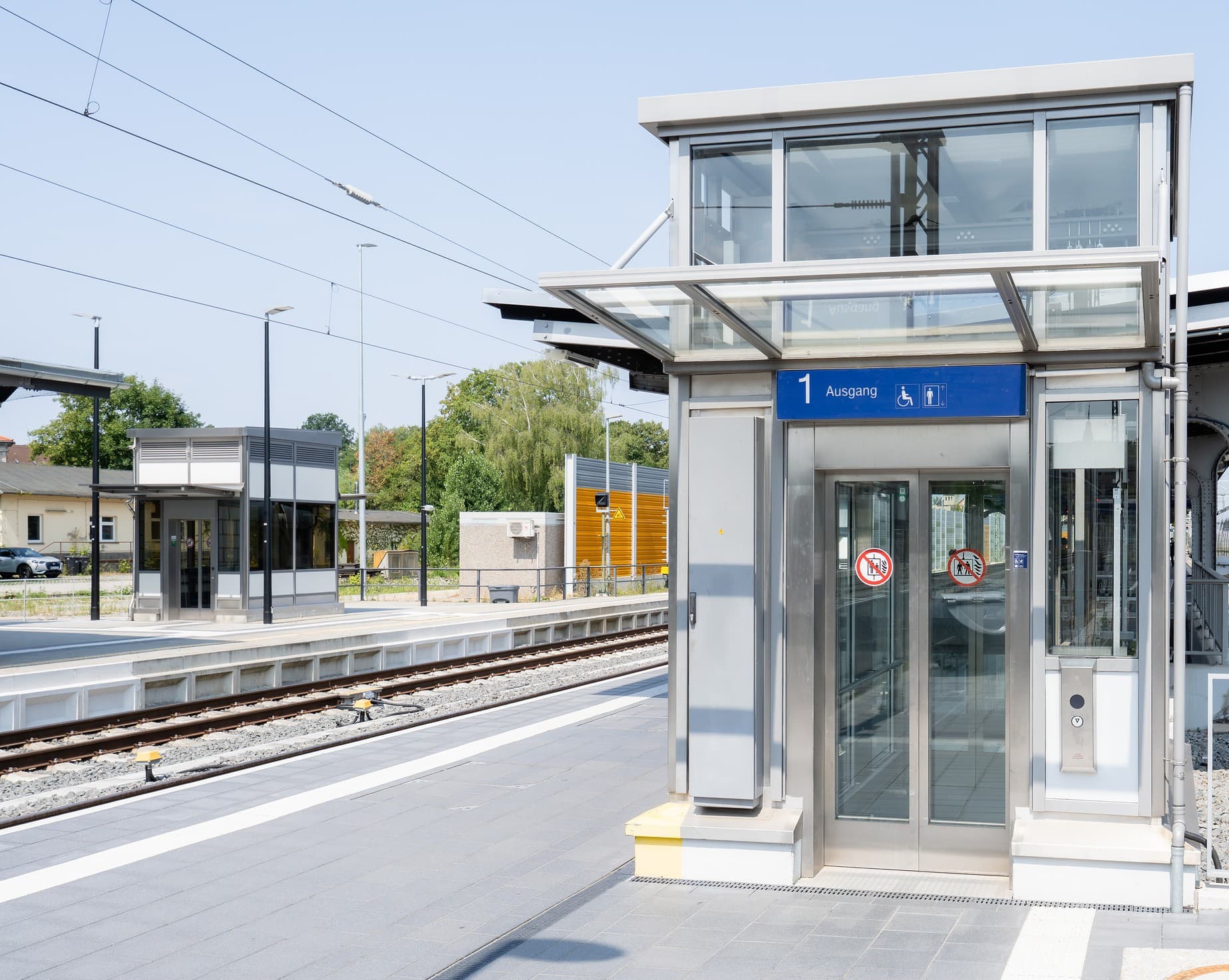 Im Hintergrund der neue Aufzug auf Bahnsteig 1, im Vordergrund ein bestehender Aufzug auf Bahnsteig 4.