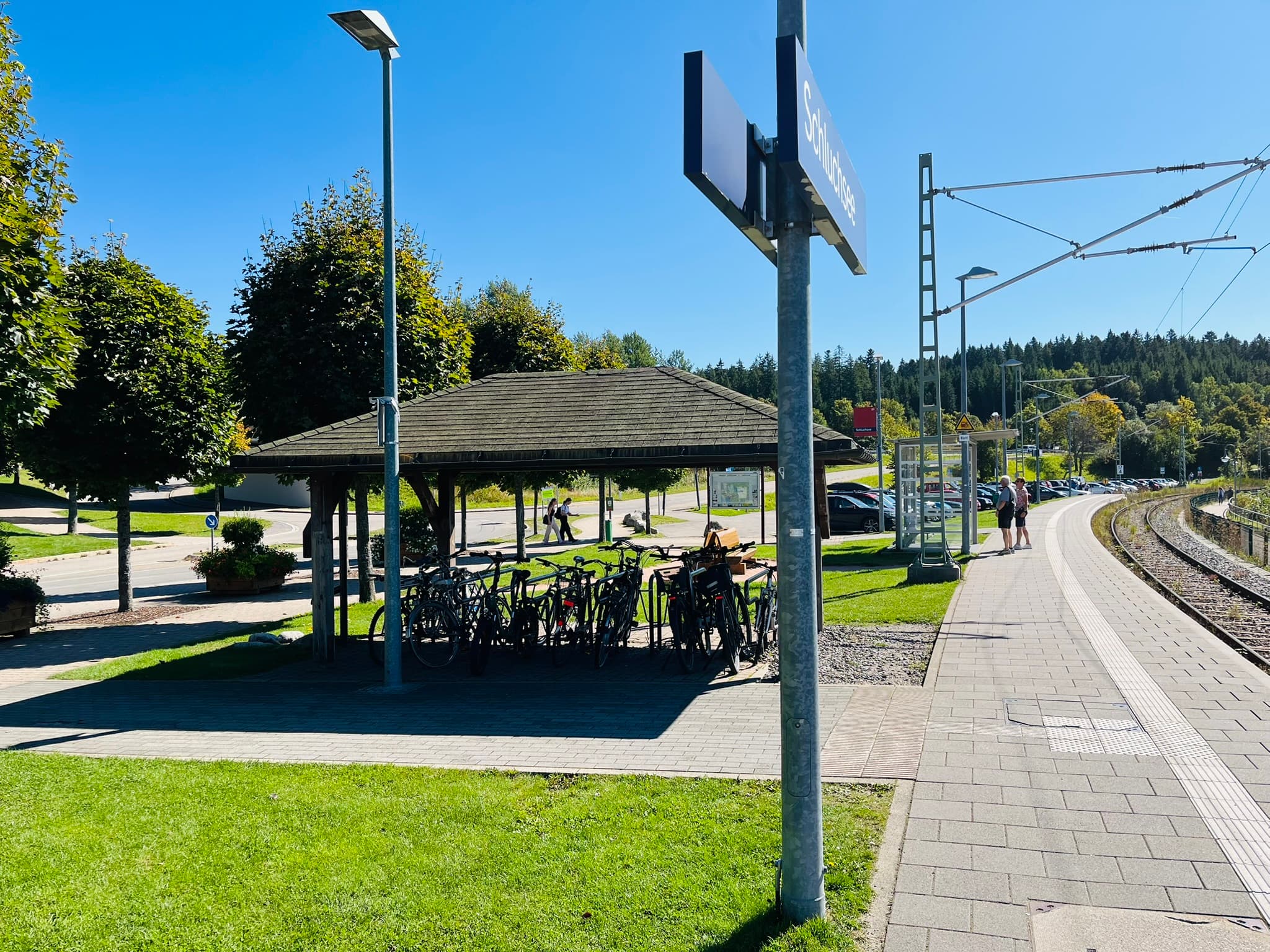 Überdachte Fahrradabstellanlage und Bahnsteigbereich am Bahnhof Schluchsee.