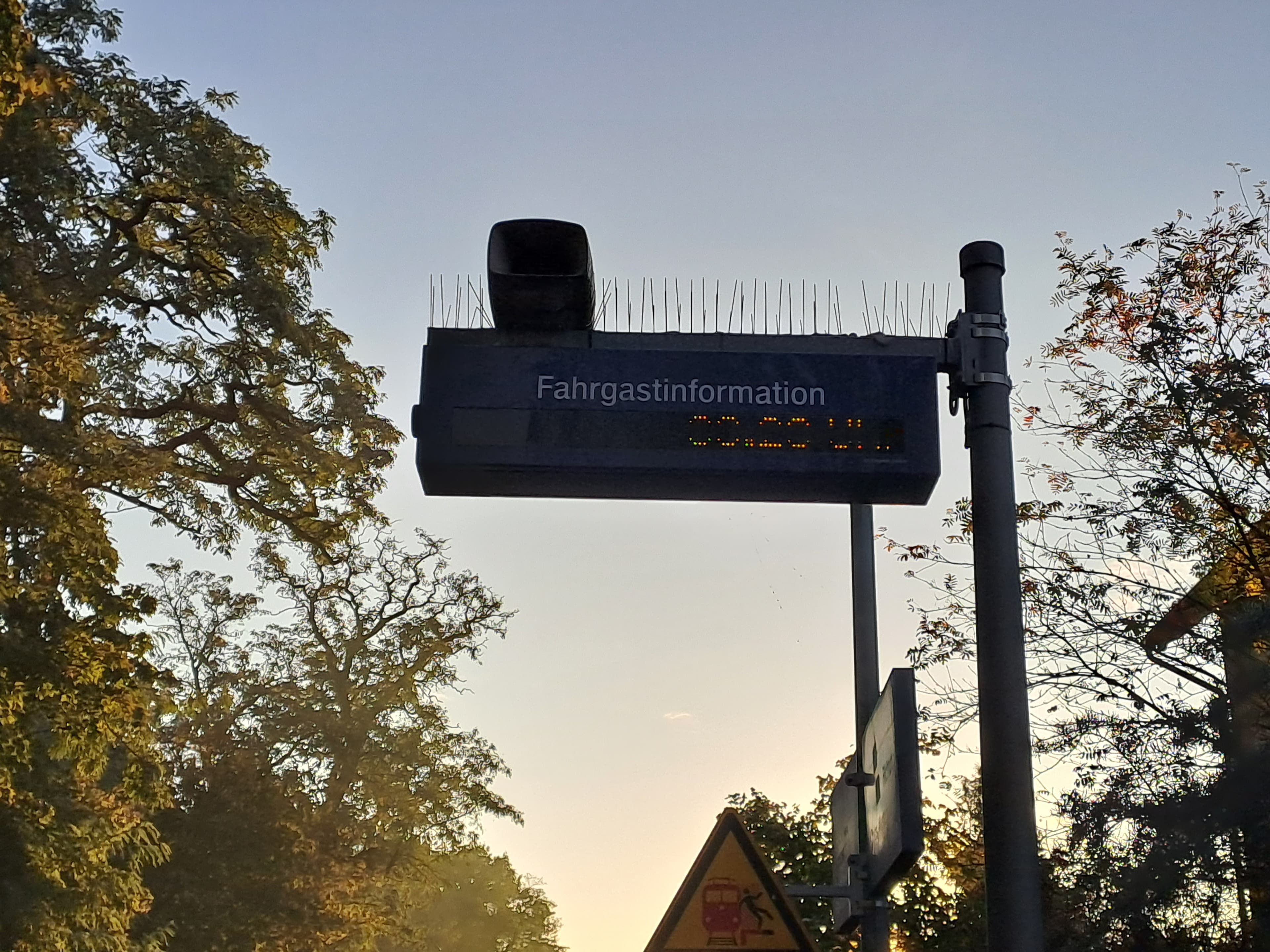 Ein blauer Zugmonitor mit einer Zeile.