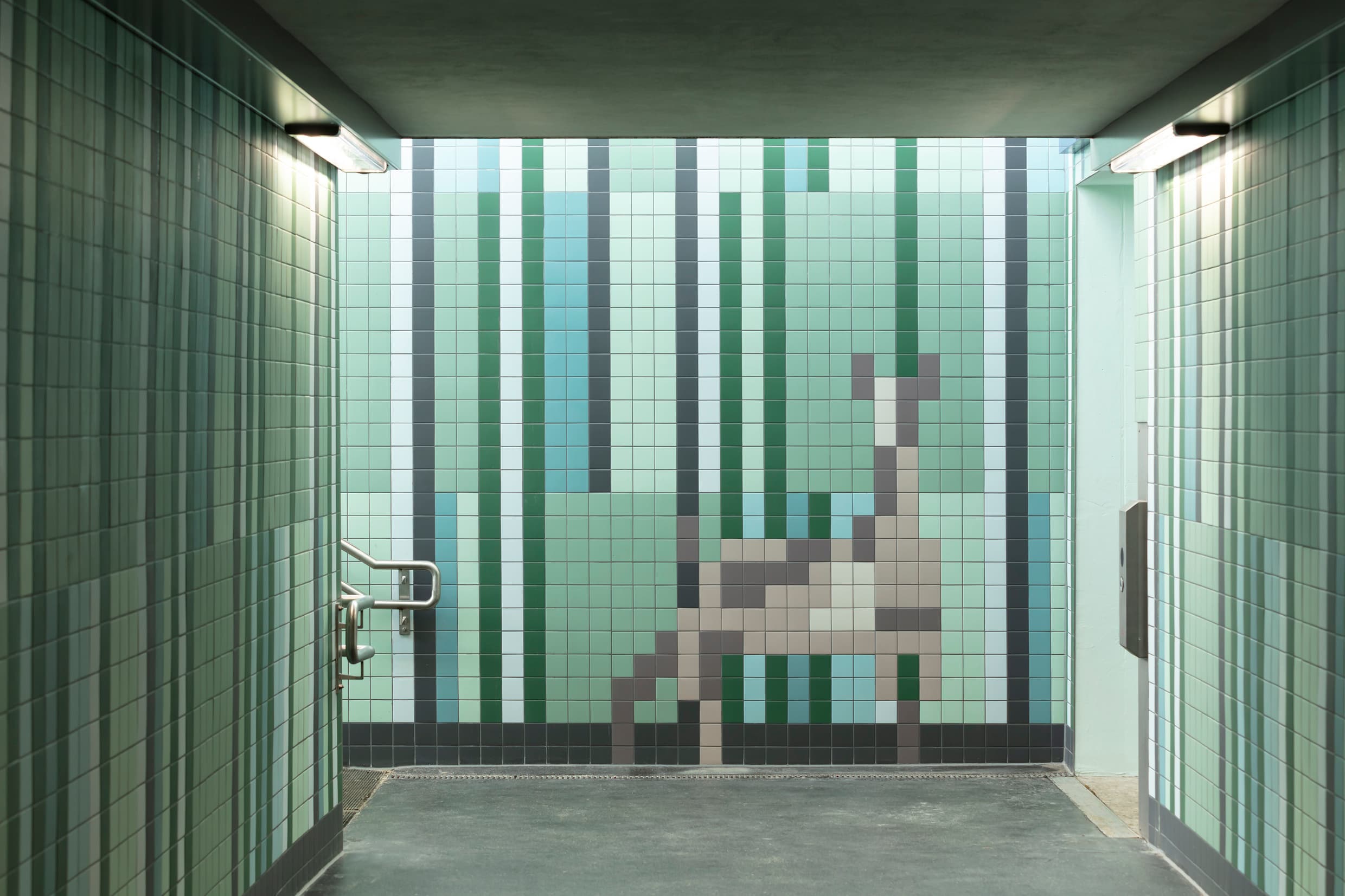 Das Reh als Wappentier Hösels in Fliesenoptik in dem neu gestalteten Personentunnel.