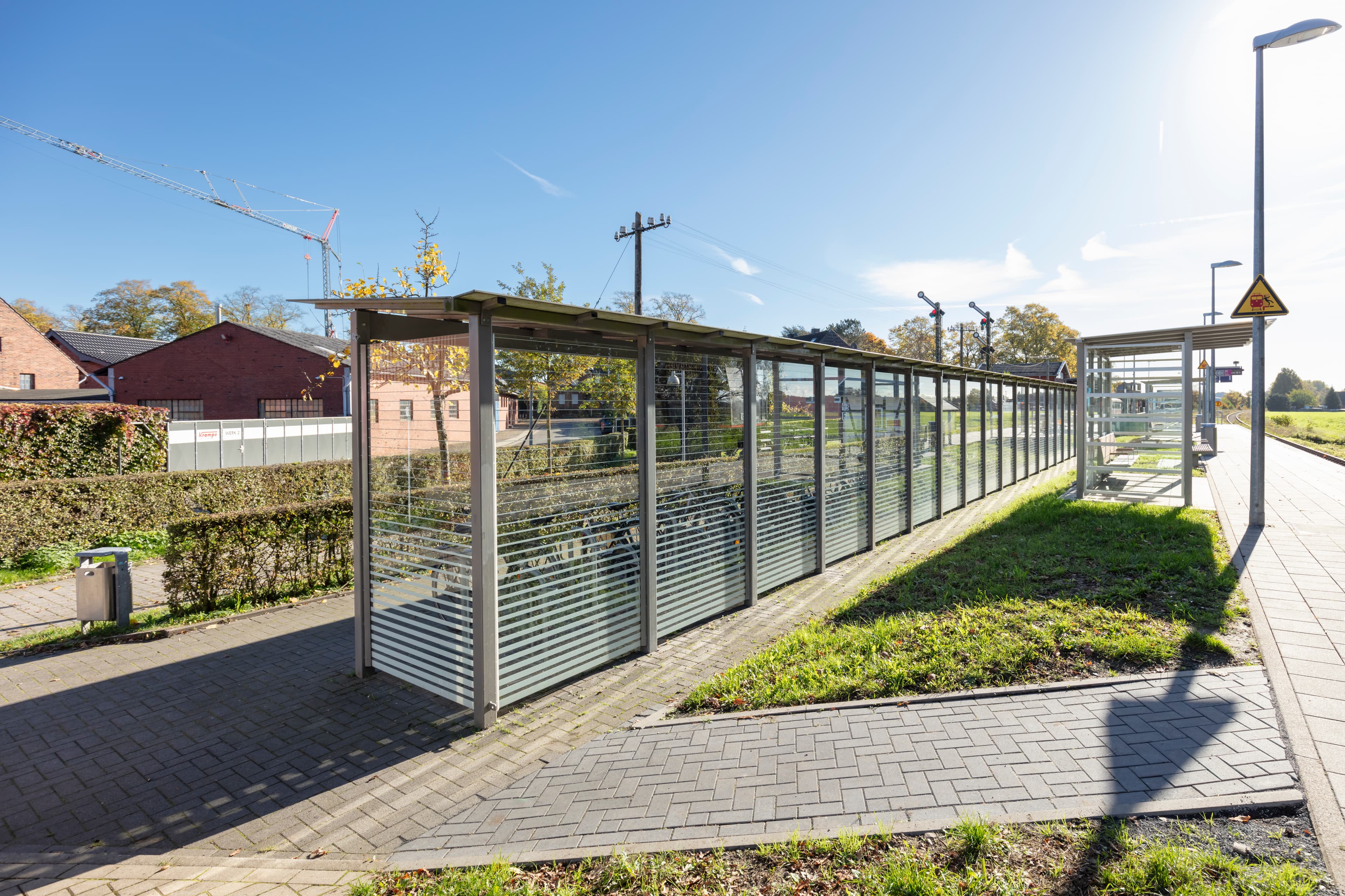 Eine zusätzliche stufenfreie Zuwegung zum Bahnsteig wurde geschaffen.