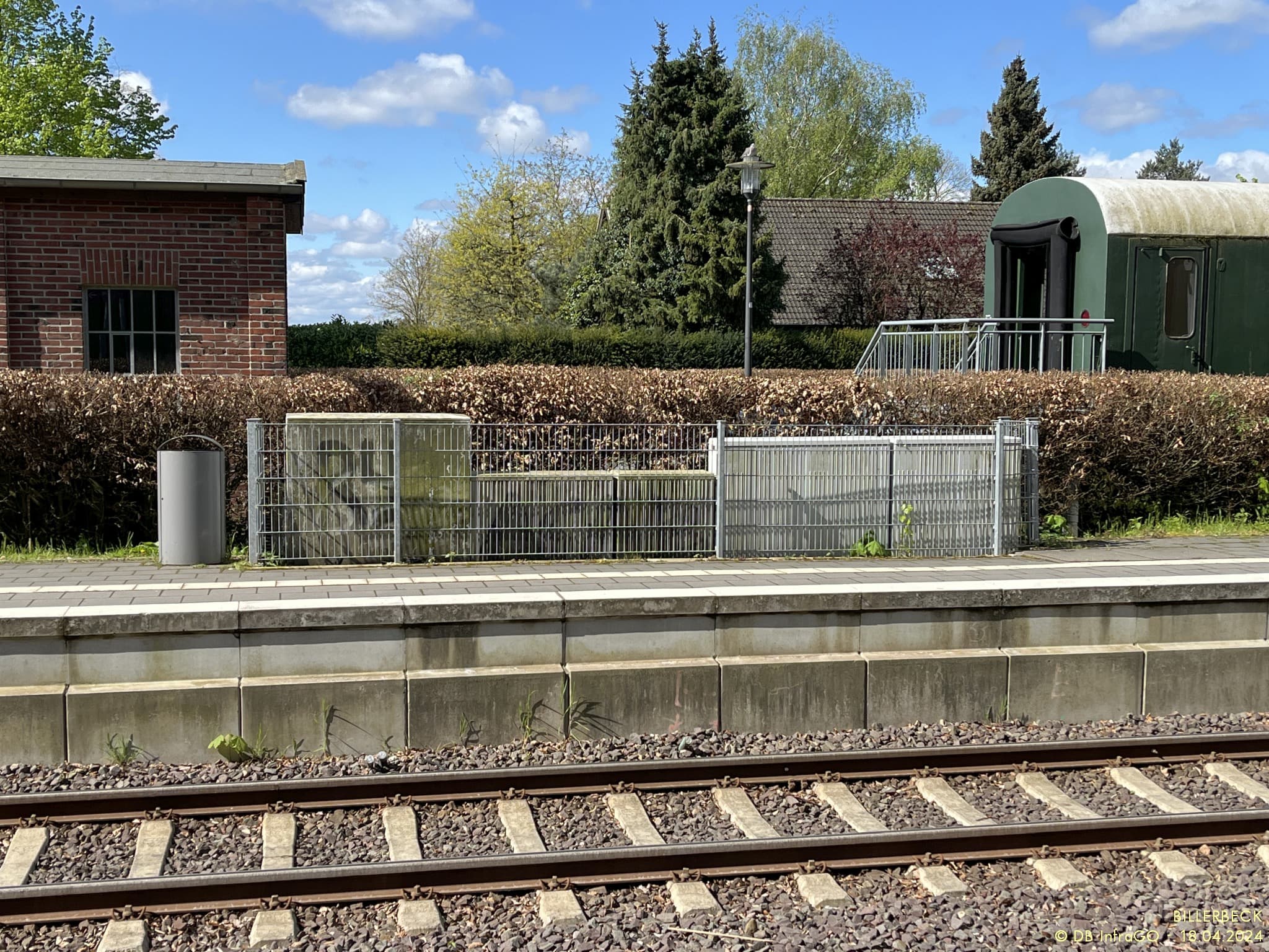 Zaun um die Verteilerkästen am Bahnsteig Gleis 2 vor der Aufwertung