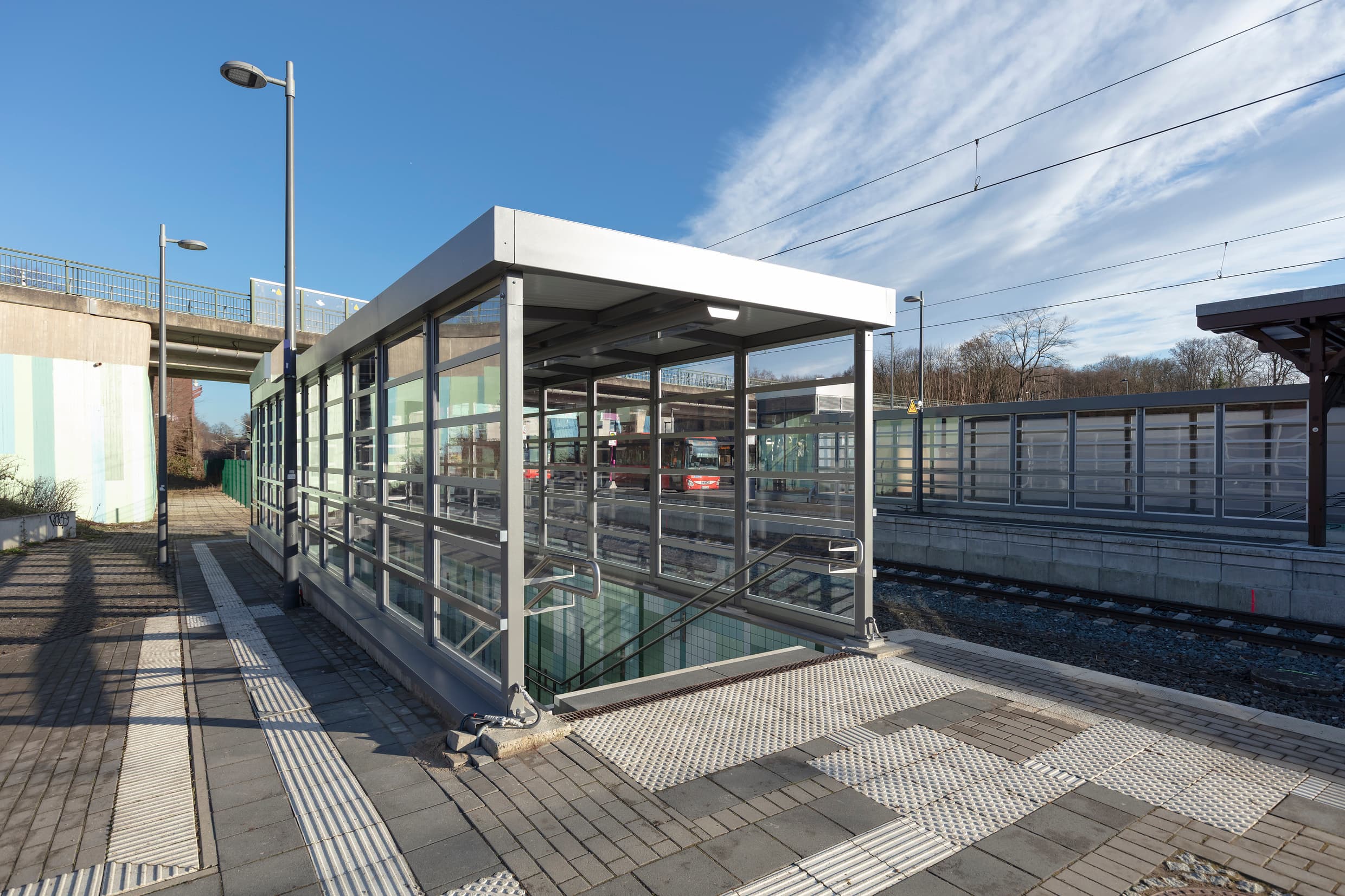 Die neuen Einhausungen schützen den Tunnel und die Aufzüge vor Starkregen.