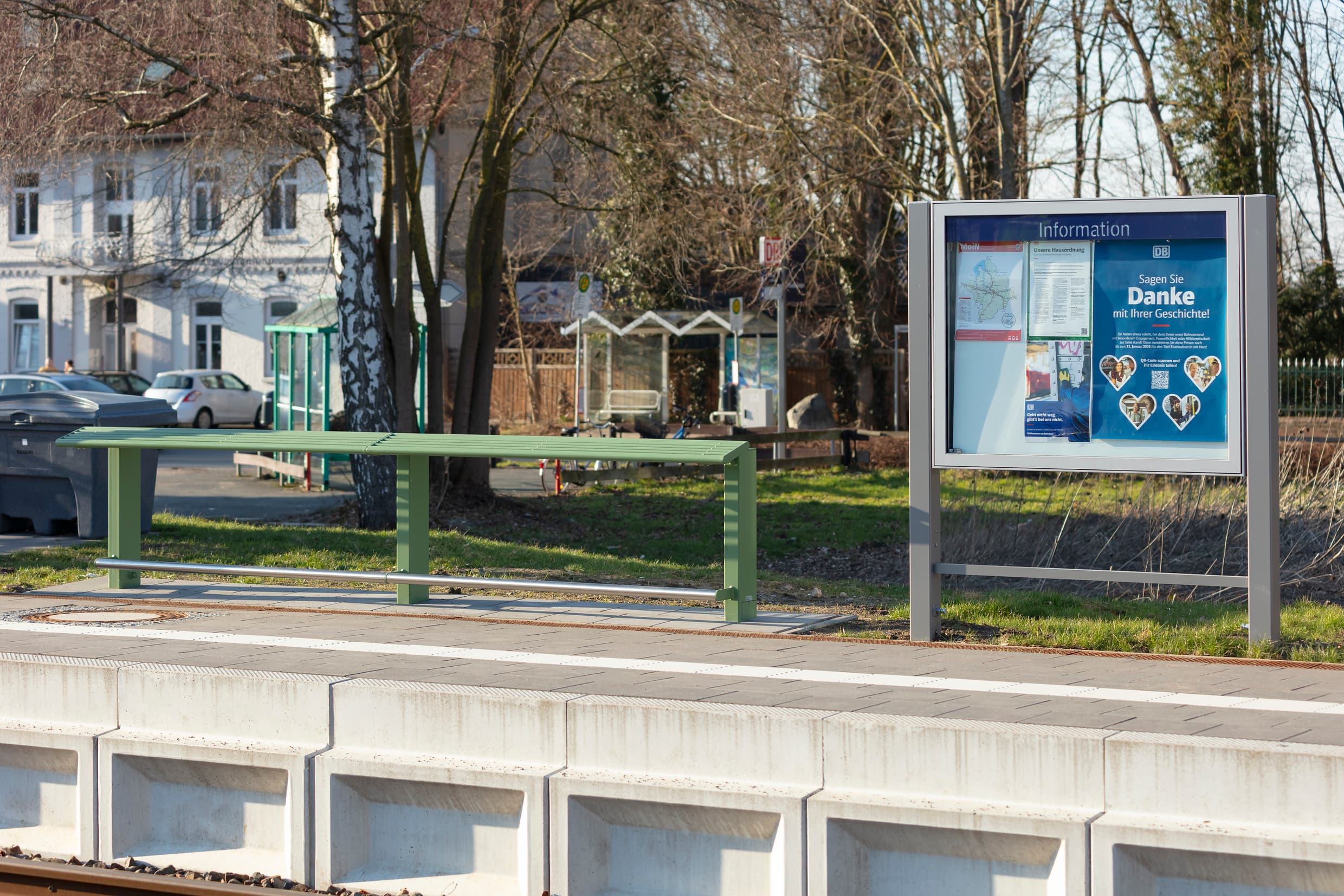 Neue grüne Anlehner am Bahnsteig.
