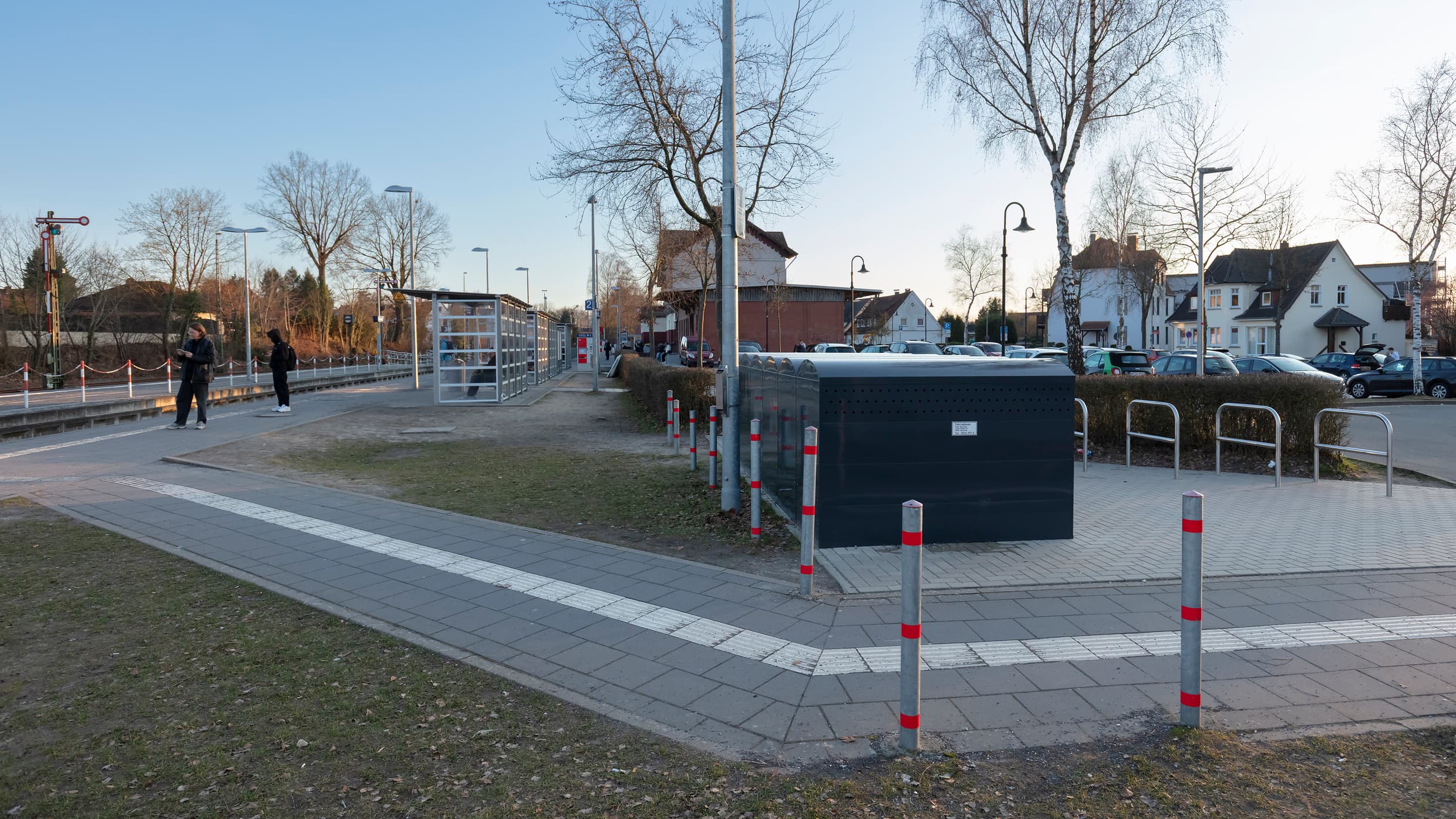 Zuwegung zum Bahnsteig mit taktilem Leitstreifen.