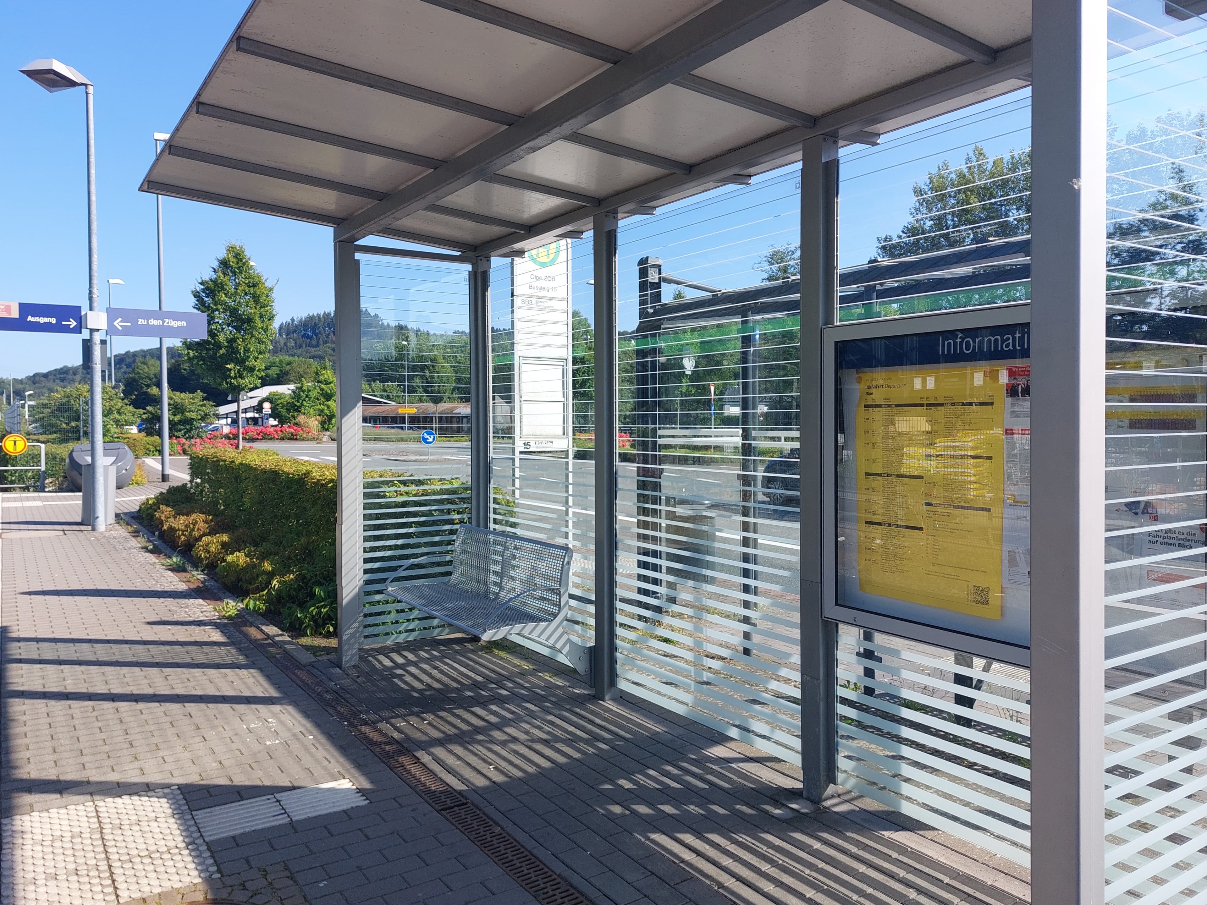 Das Wetterschutzhäuschen auf dem Bahnsteig vor der Modernisierung.