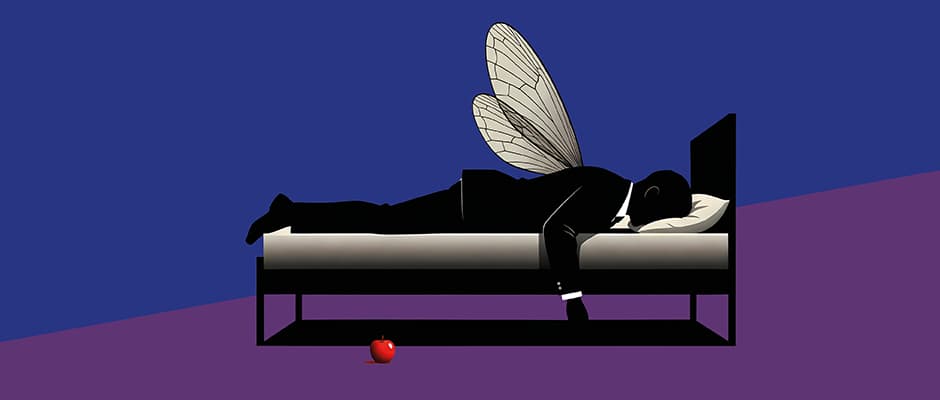 Ein Mann in einem Anzug mit Flügeln auf dem Rücken liegt auf einem Bett.