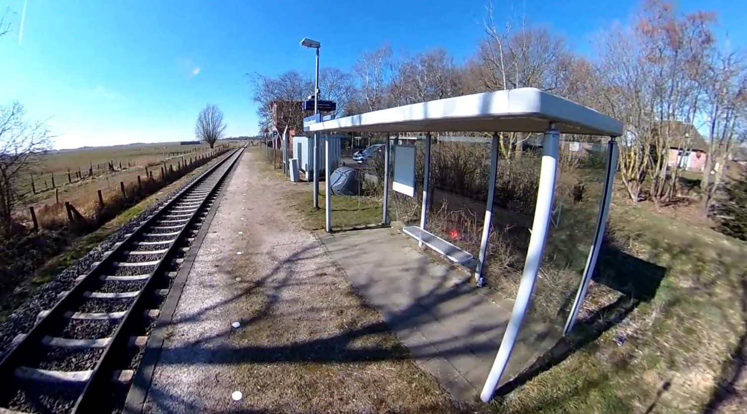 Im Bild der ursprüngliche Zustand ohne Bahnsteig und altem Wetterschutz.