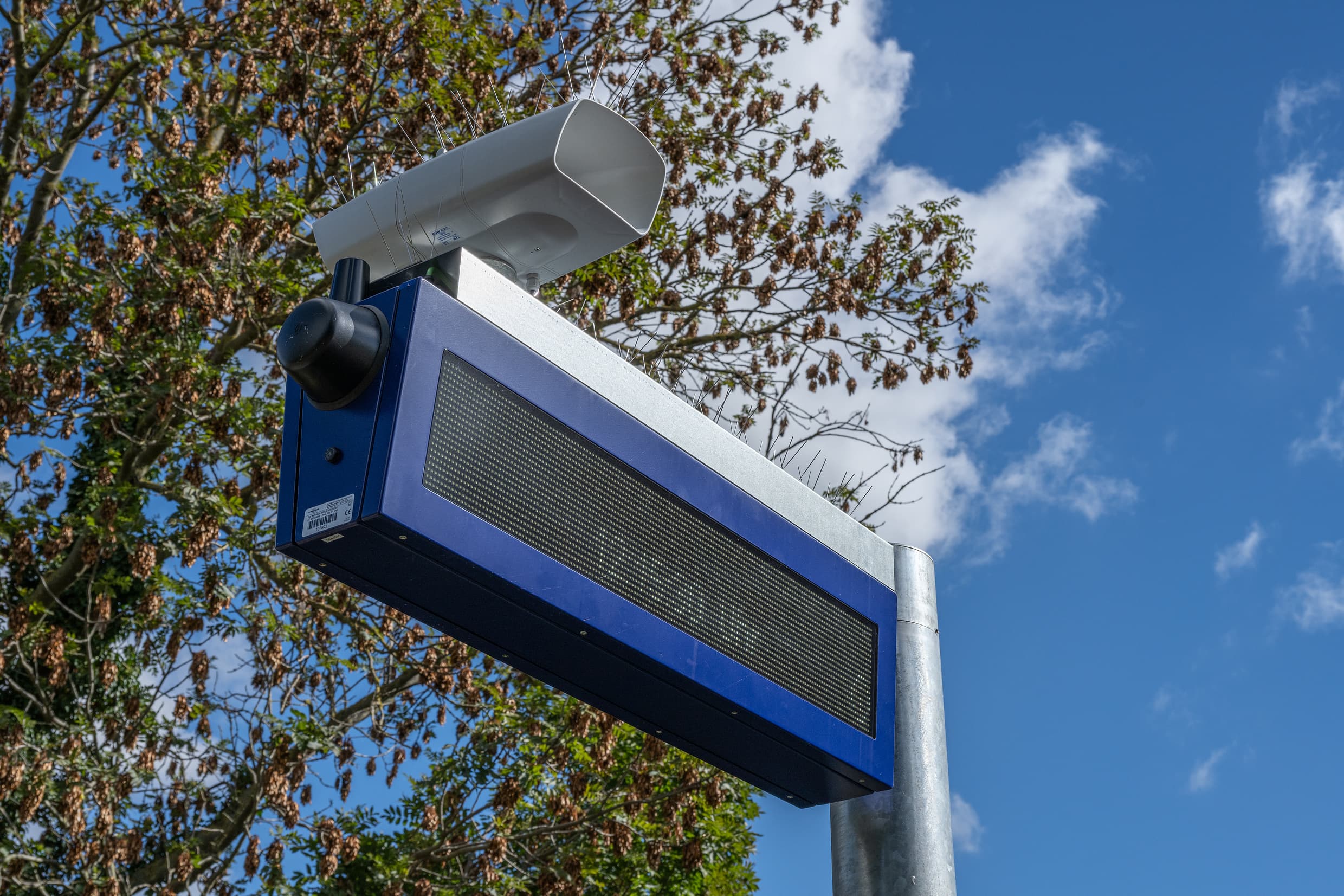 Detailfoto vom digitalen, zweizeiligen Anzeiger und dem dazu gehörigem Lautsprecher.