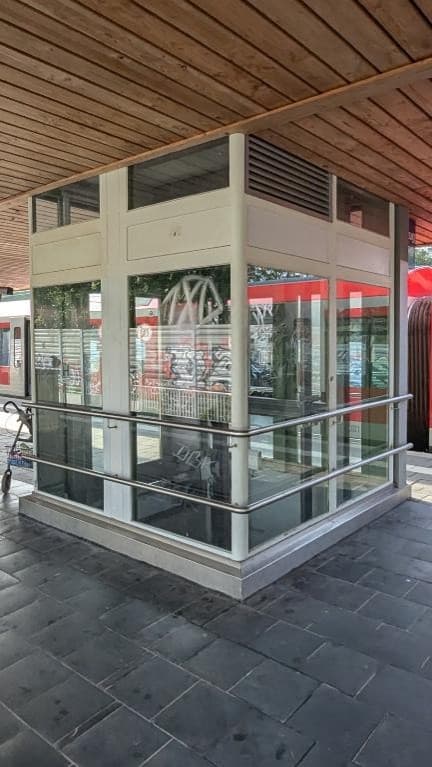 Ein Aufzug mit Metallelementen auf dem Bahnsteig.