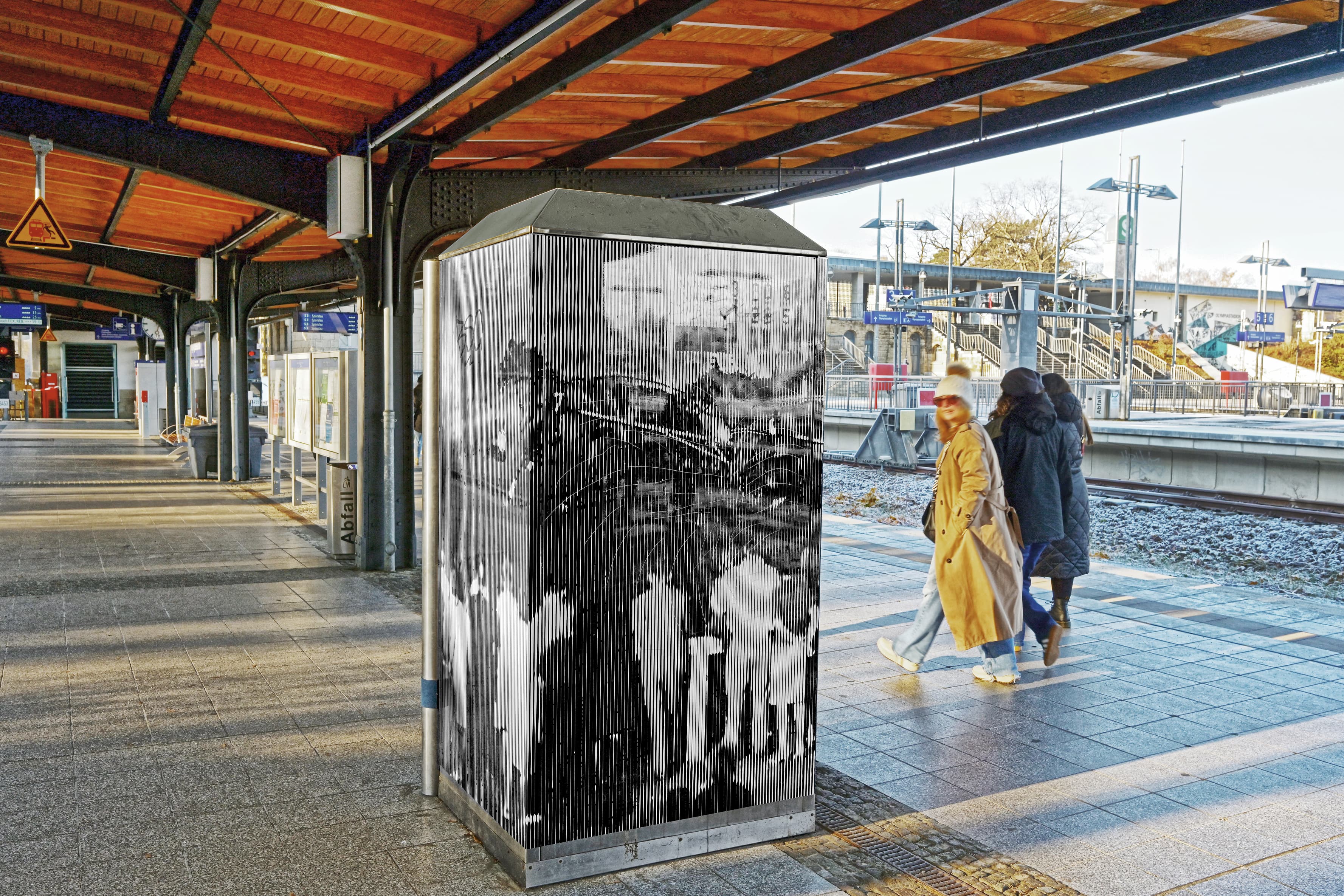 Der Blick auf den Snackautomat unter dem Bahnsteigdach