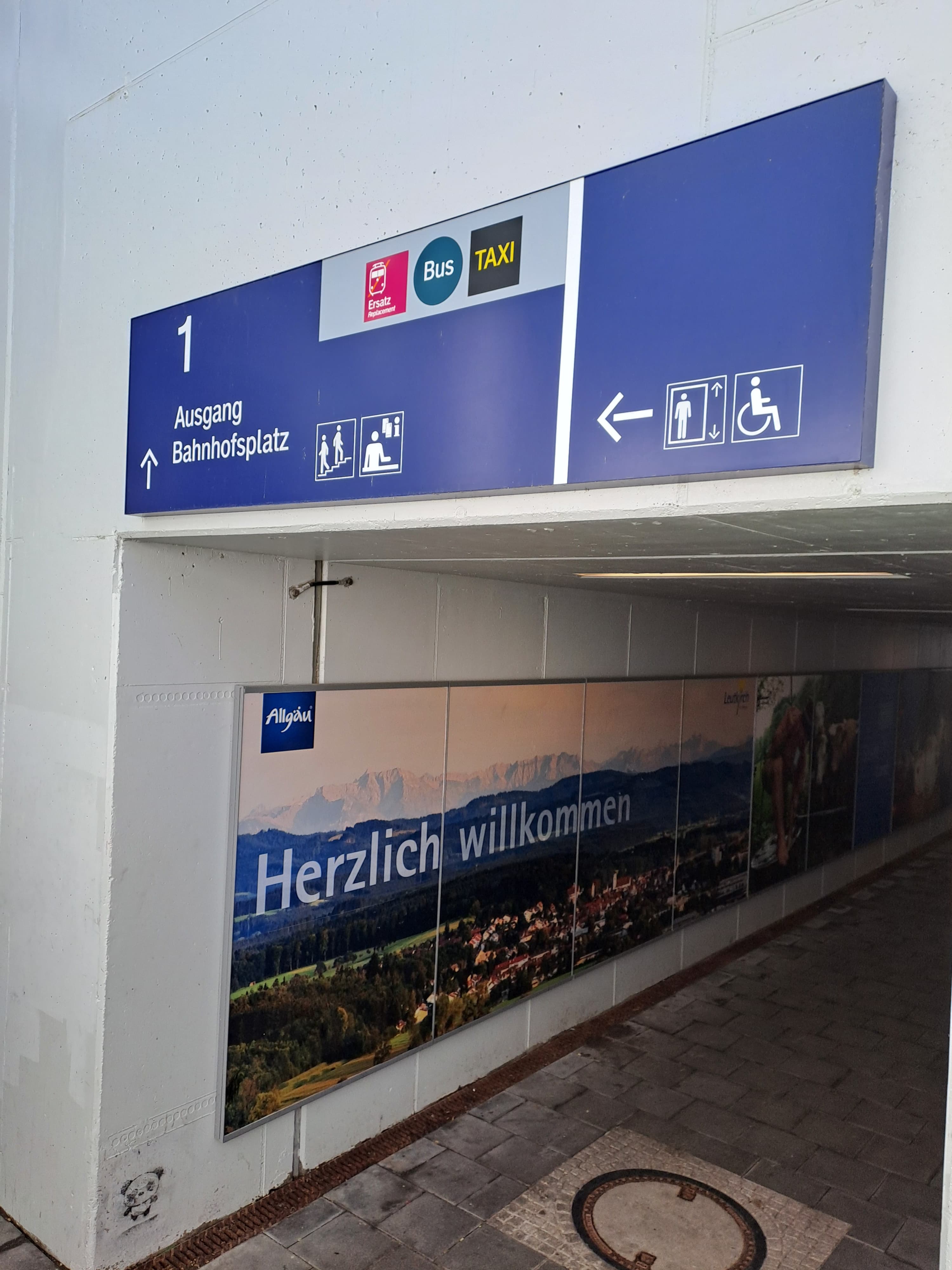 Großes blaues Wegeleitschild in der Personenunterführung.