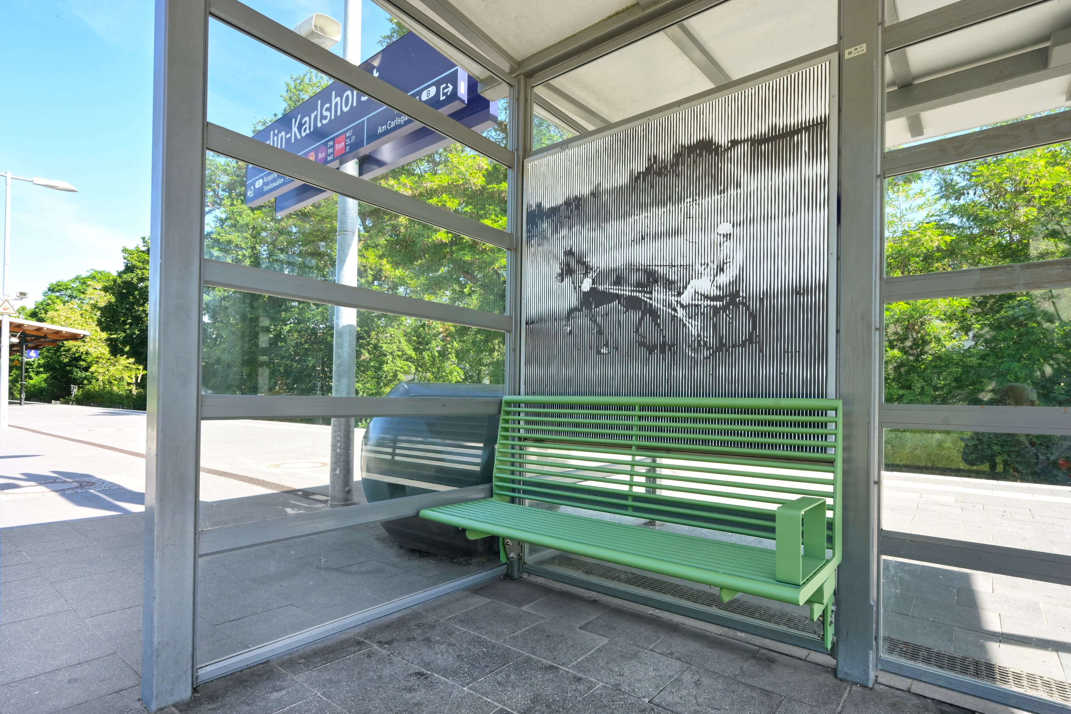 Wetterschutzhaus mit neuer Sitzgelegenheit