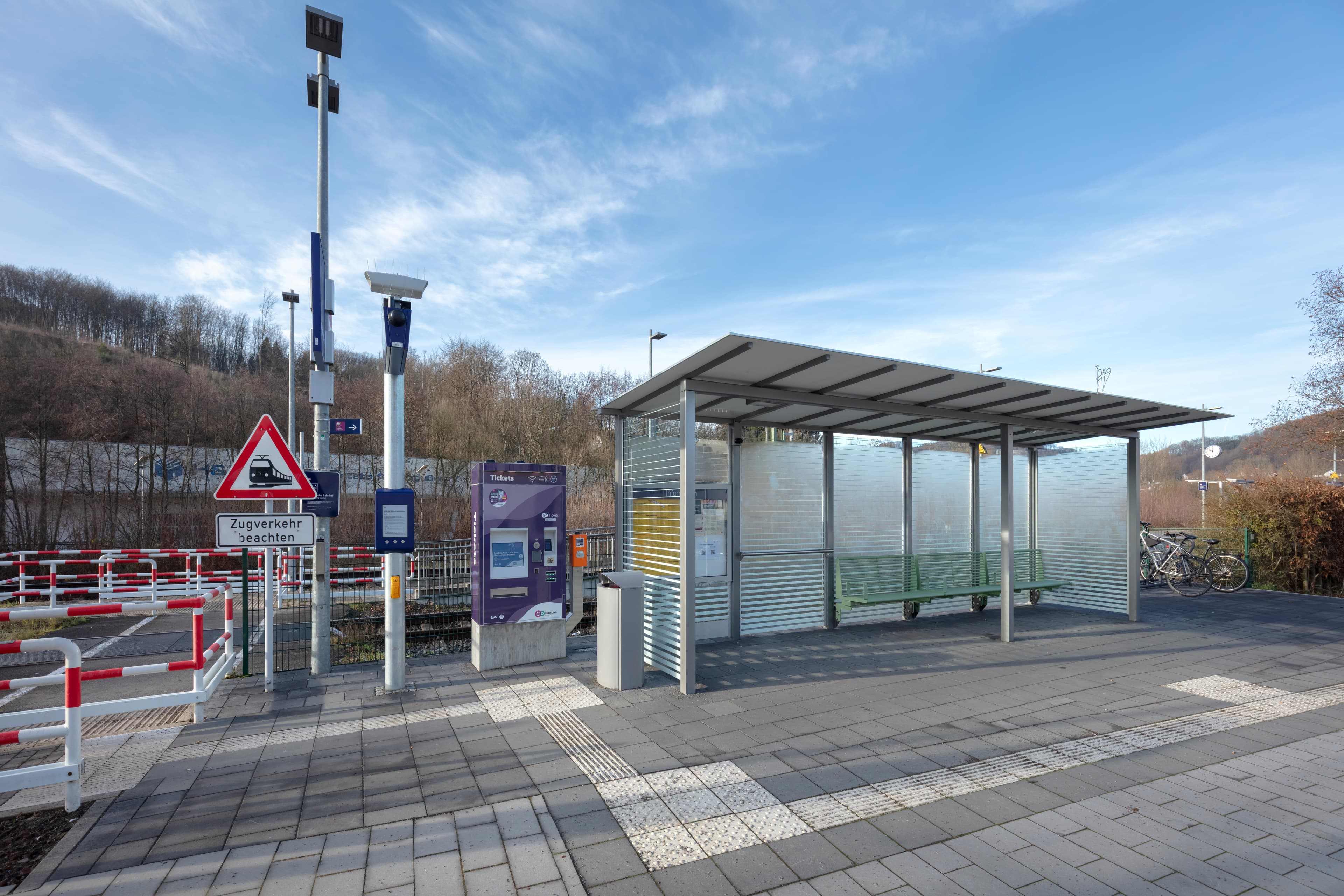 Stattdessen entstand ein neuer lichtdurchlässiger Wetterschutz mit komfortablen Sitzgelegenheiten, die den Reisenden zum Verweilen einladen sollen.