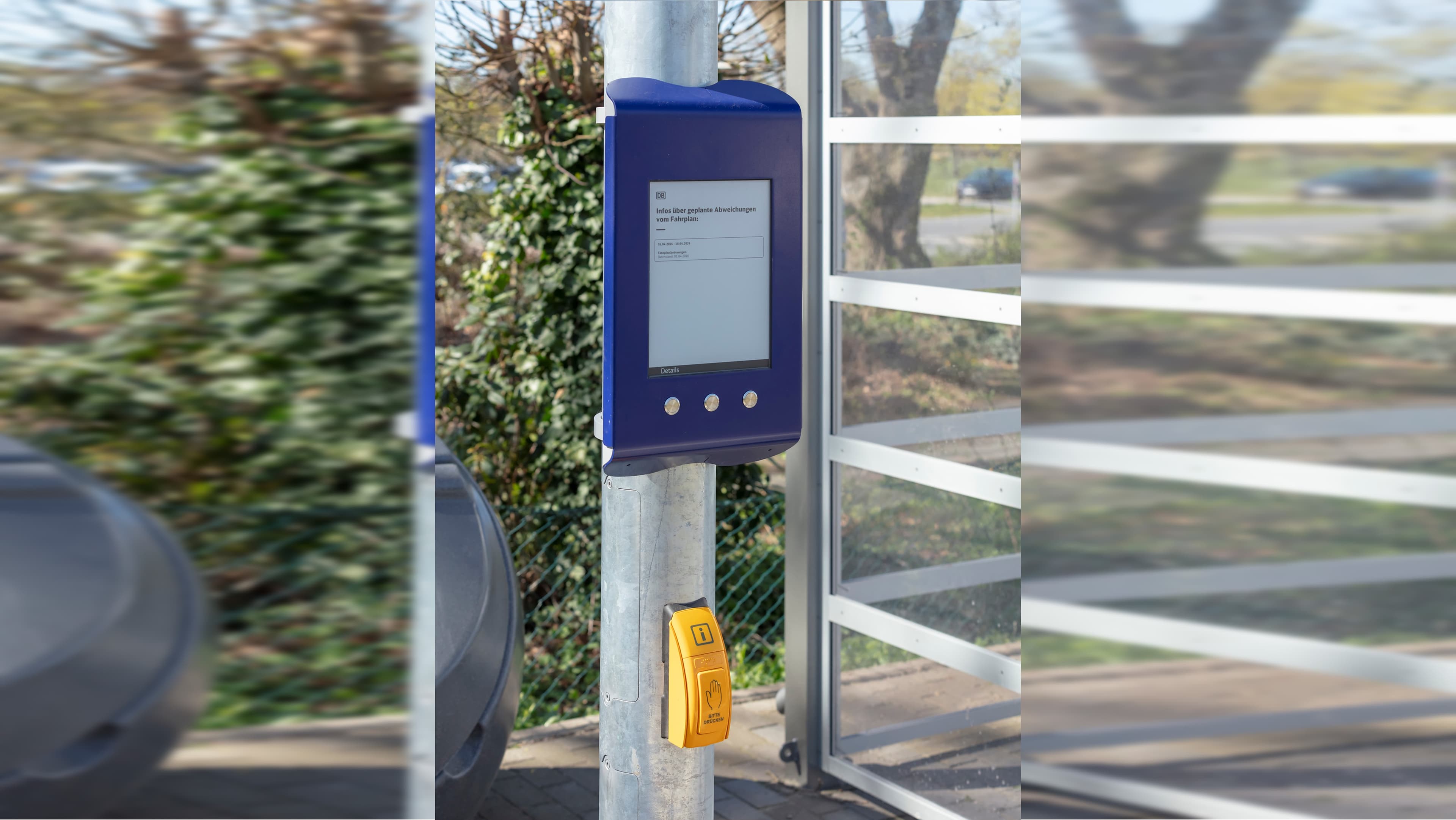 Detailaufnahme des digitalen Aushang Bau (DAB) in blau.