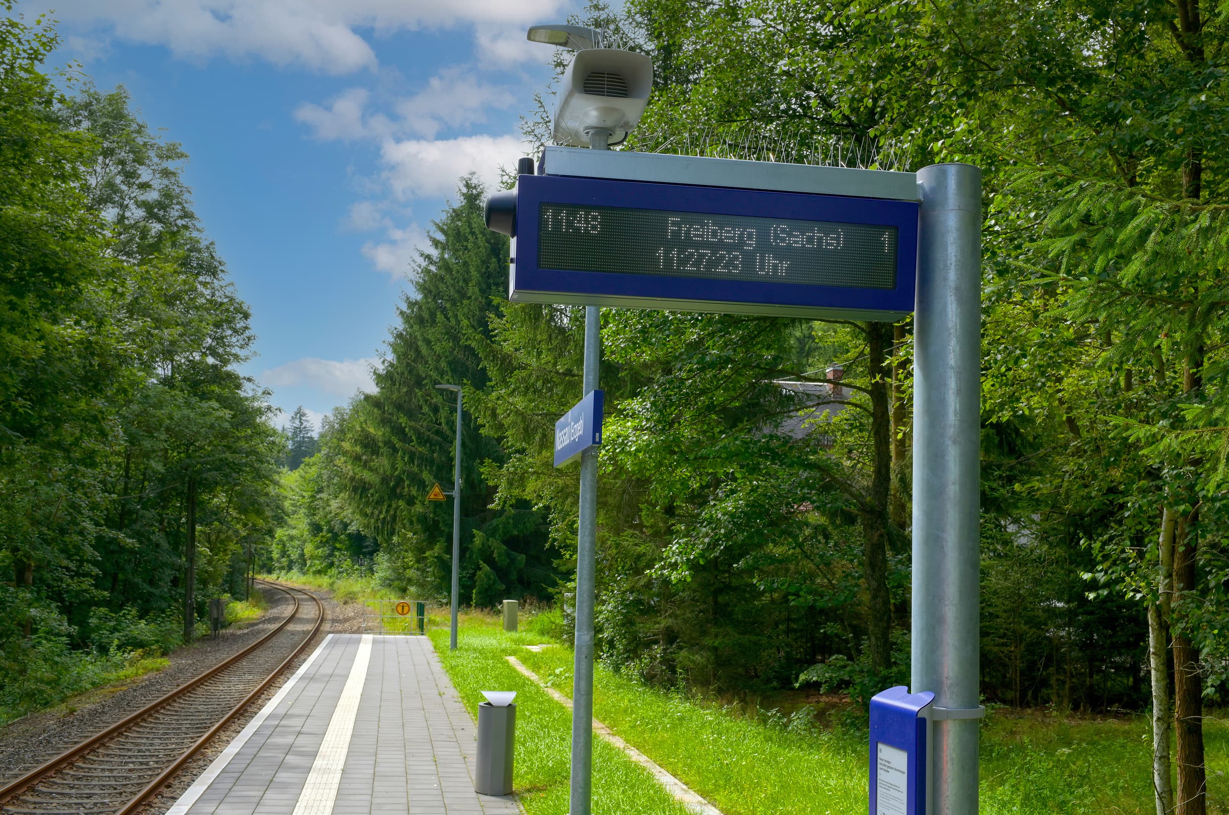 Blick auf die digitale Reisendeninformation - ein zweizeiliger Anzeiger. Ergänzend dazu ein Touchpad für digitale Bauinformationen