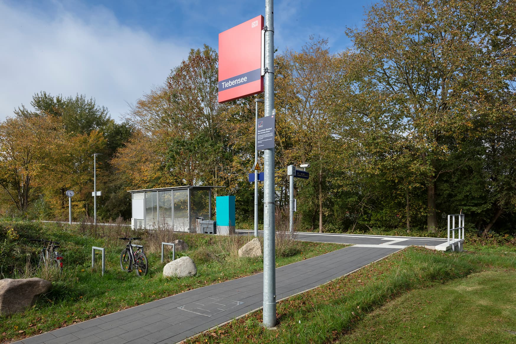 Der barrierefreie Bahnsteigzugang mit der neuen Fahrradabstellanlage am Bahnhof Tiebensee.