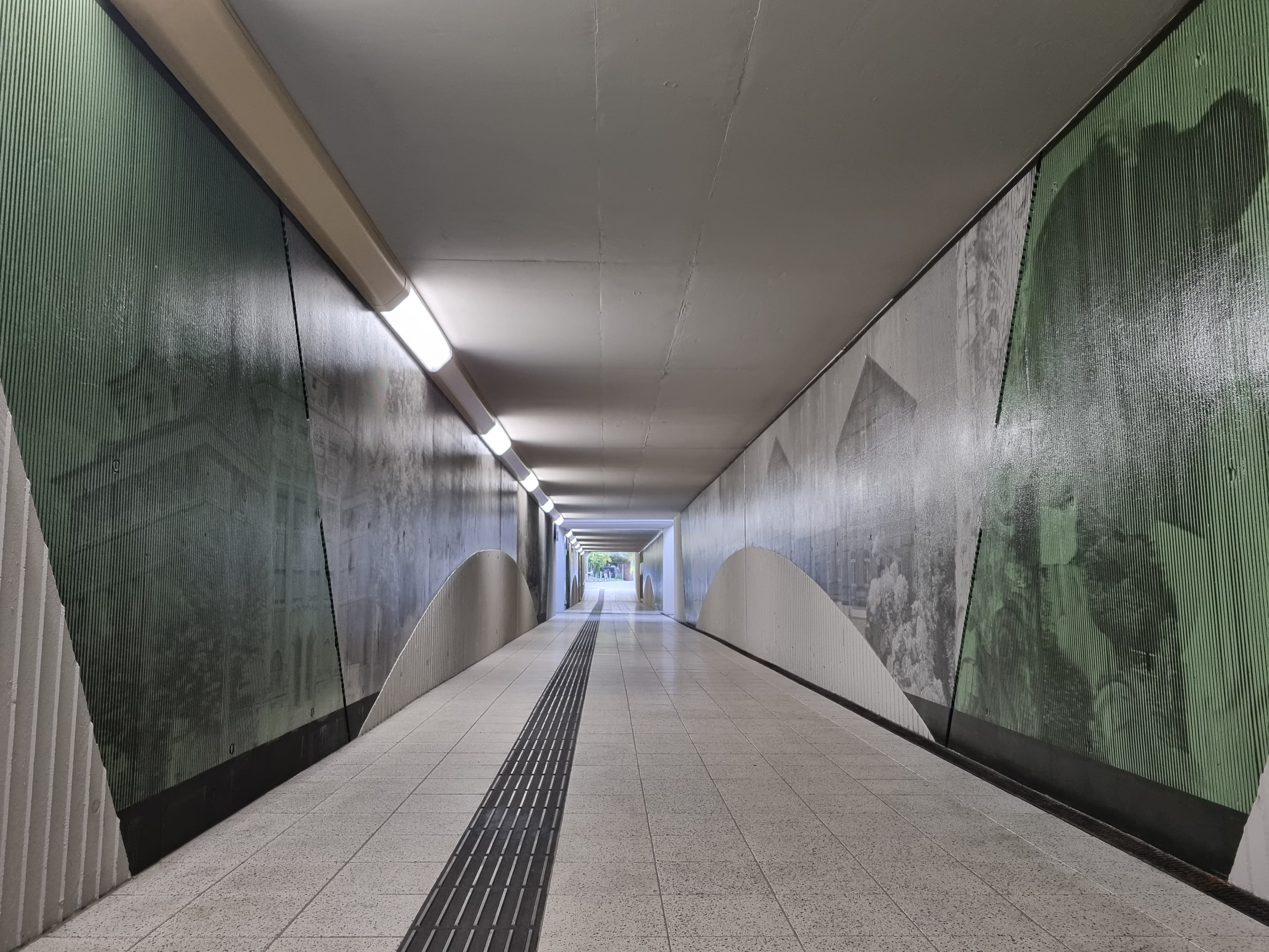Zu sehen ist der Fußgängertunnel. Mit einem neuen Boden und dezent farbig gestalteten Wänden.