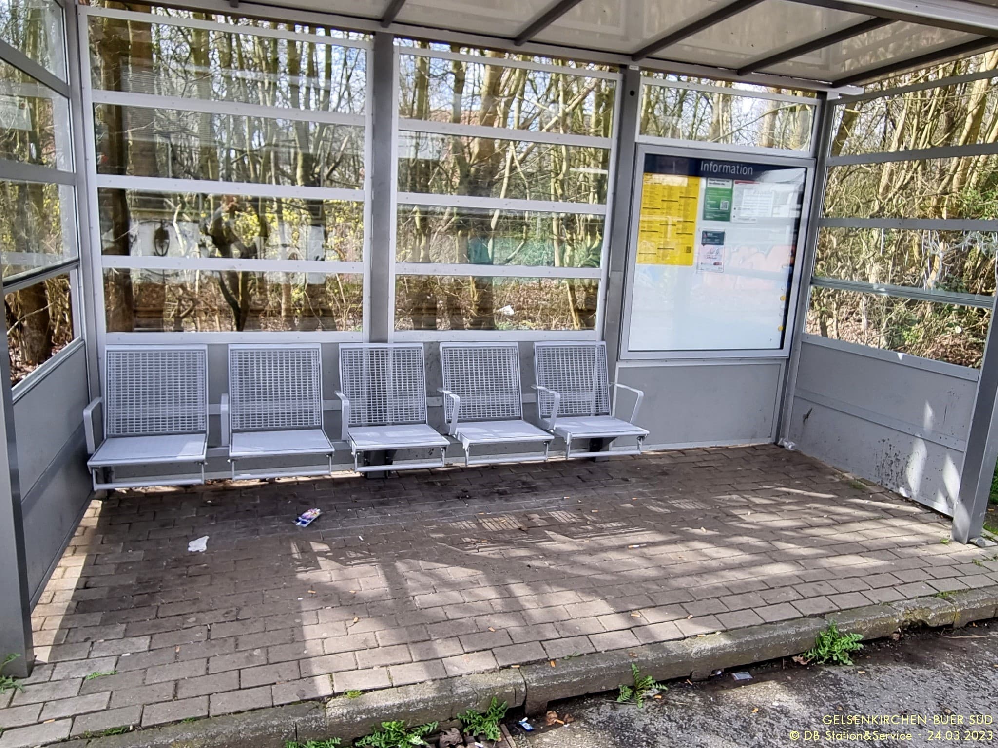 Wetterschutz mit Sitzgelegenheiten.