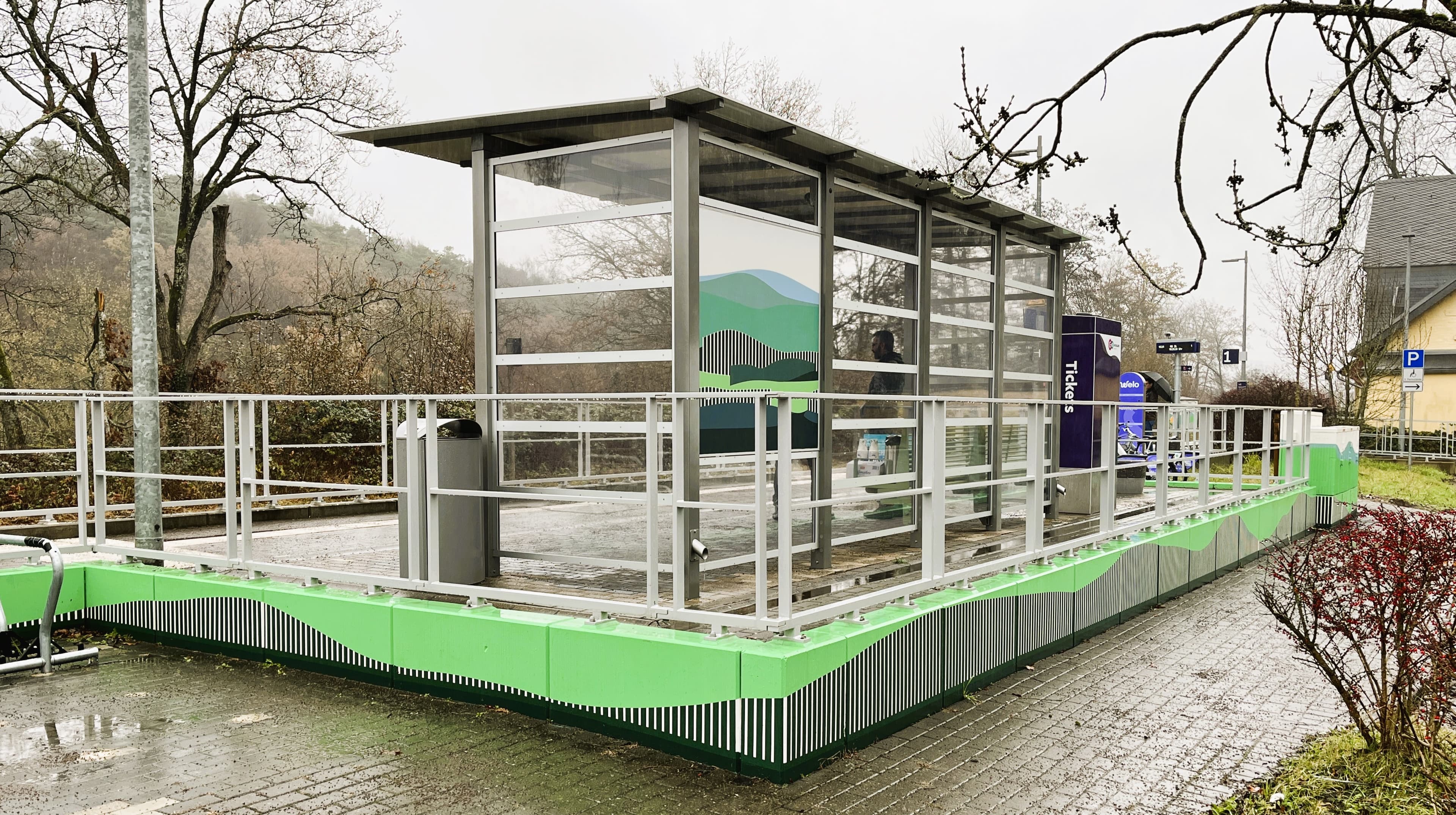 Blick auf den neuen Wetterschutz anstelle des alten DB-Pluspunktes.