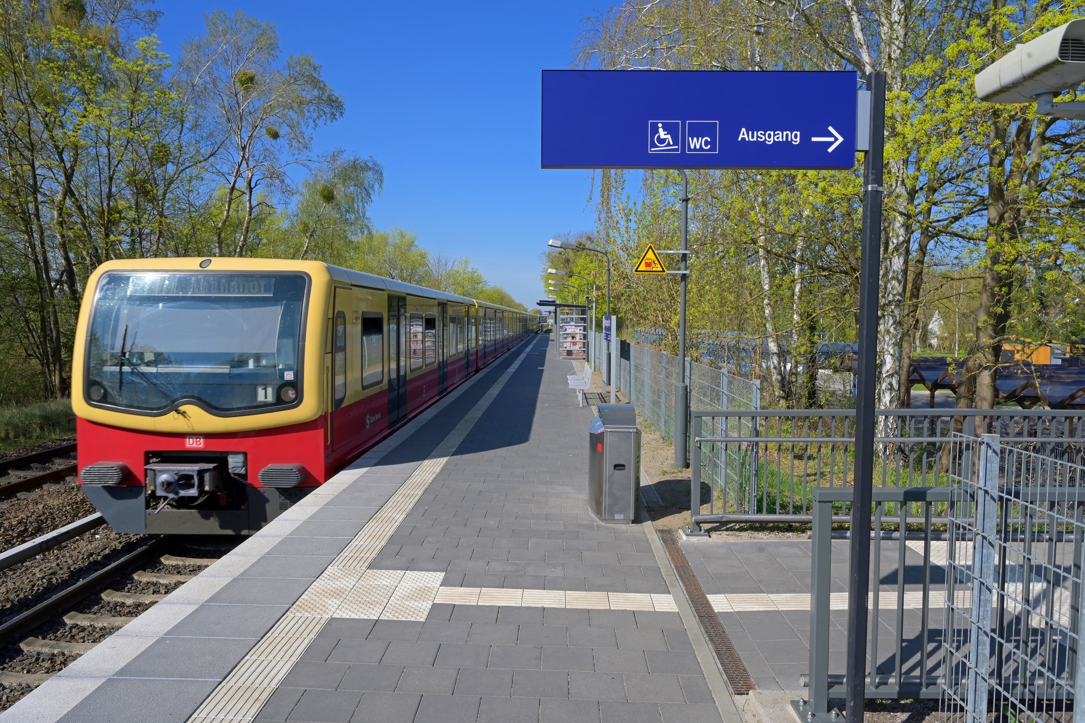 Ein Zug hält an einem Bahnsteig. 