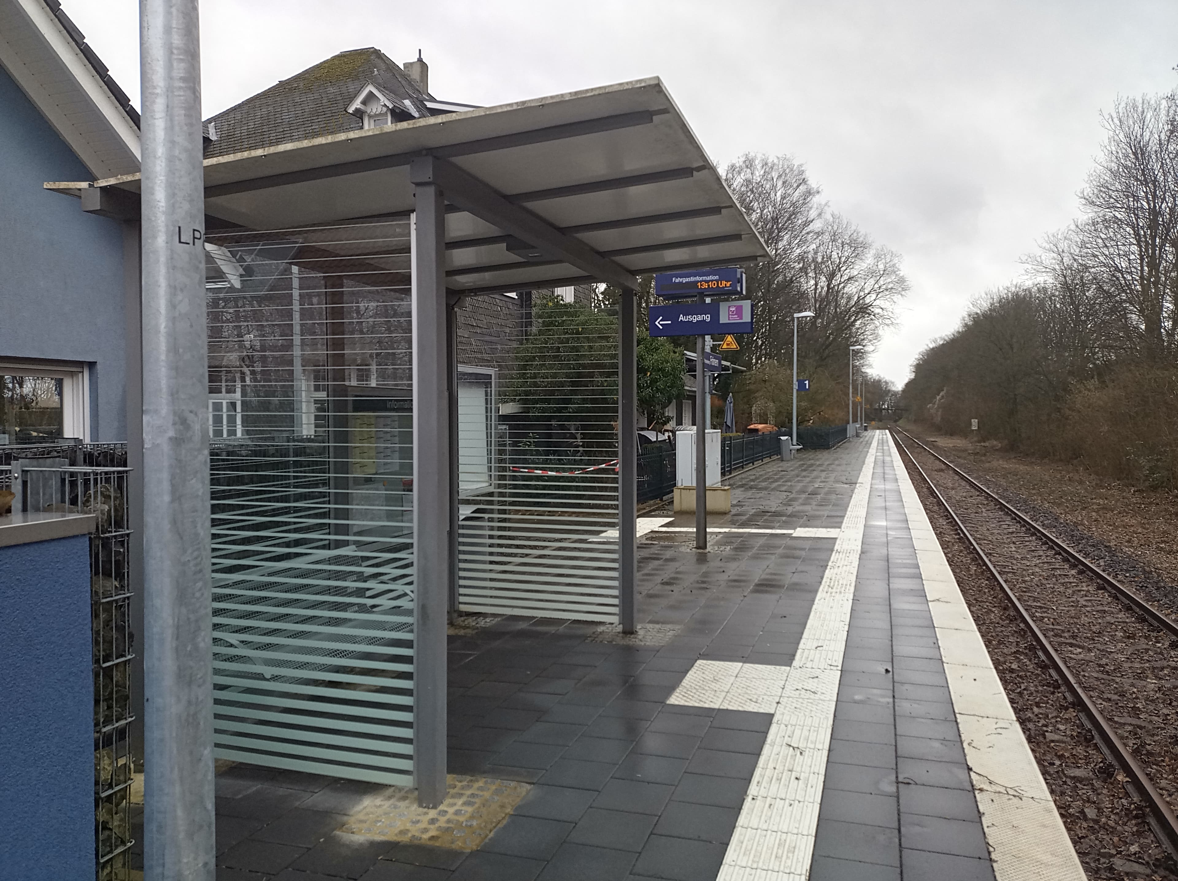 Blick auf eines der alten Wetterschutzhäuschen am Bahnsteig.