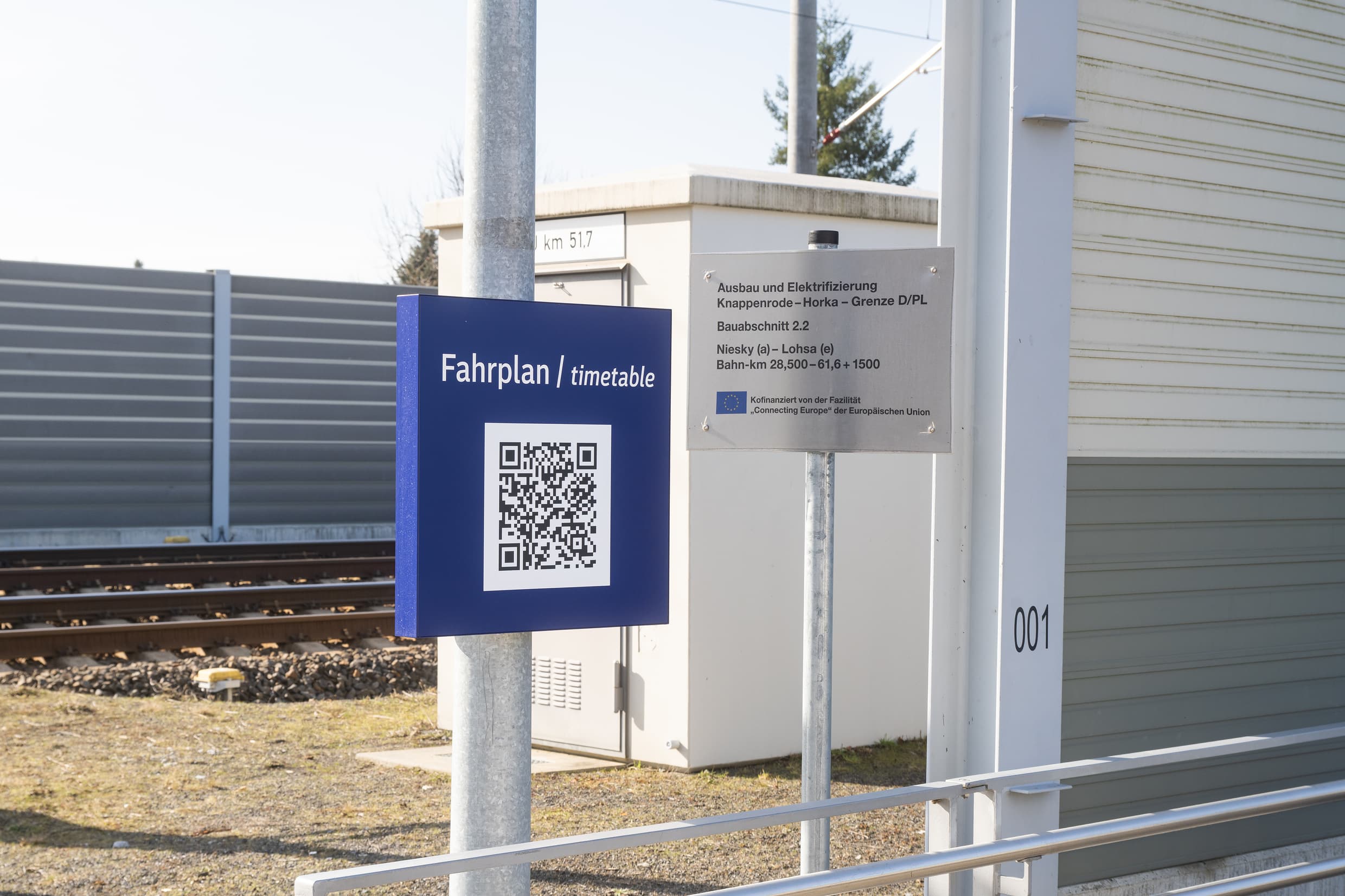 Blaues Schild mit einem QR-Code - Überschrift Fahrplan