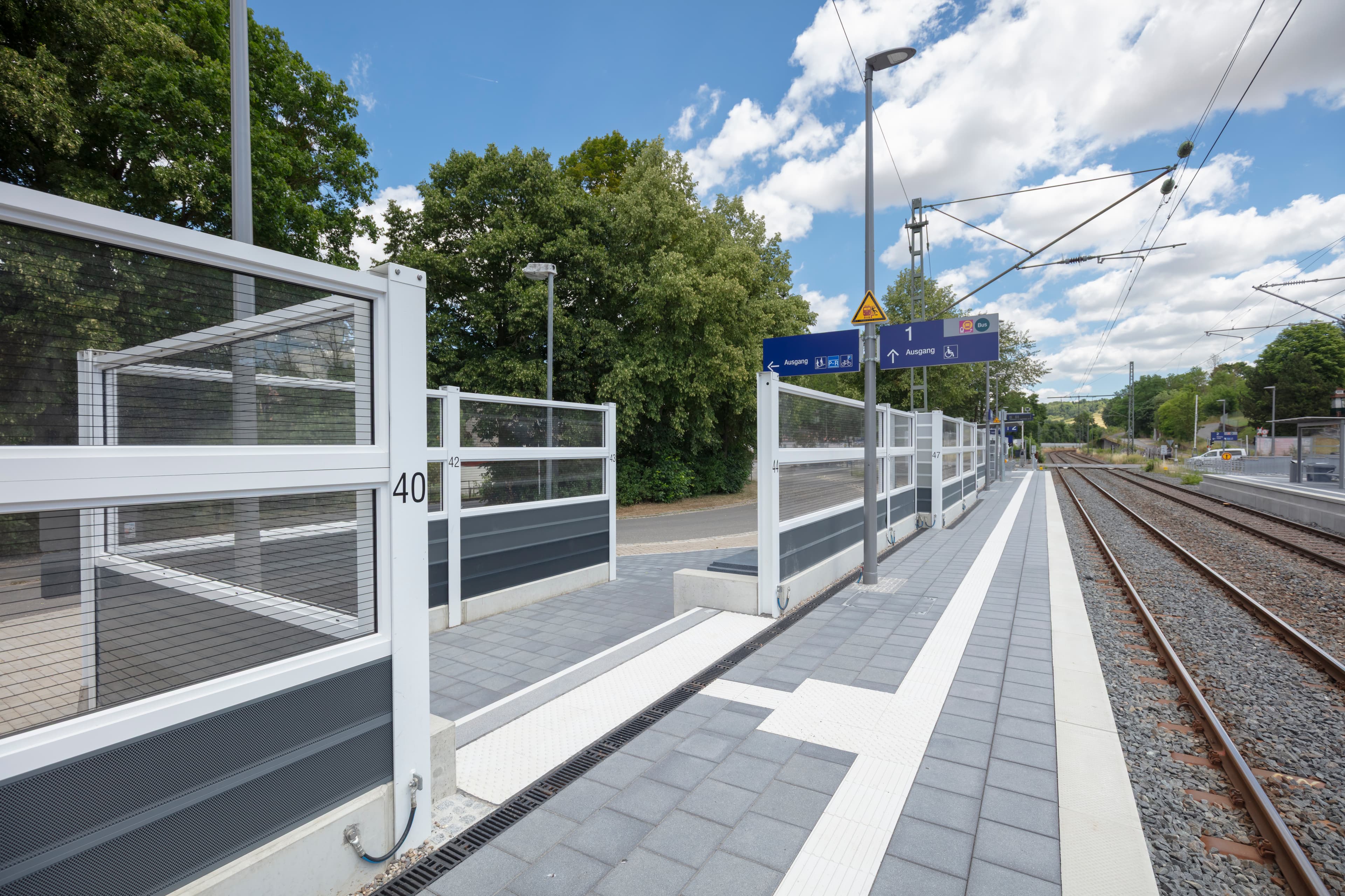 Neuer Bahnsteig am Bahnhof Grünsfeld