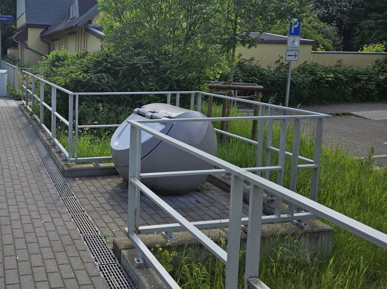 Die Nische auf dem Bahnsteig mit dem Behälter für Streugut.