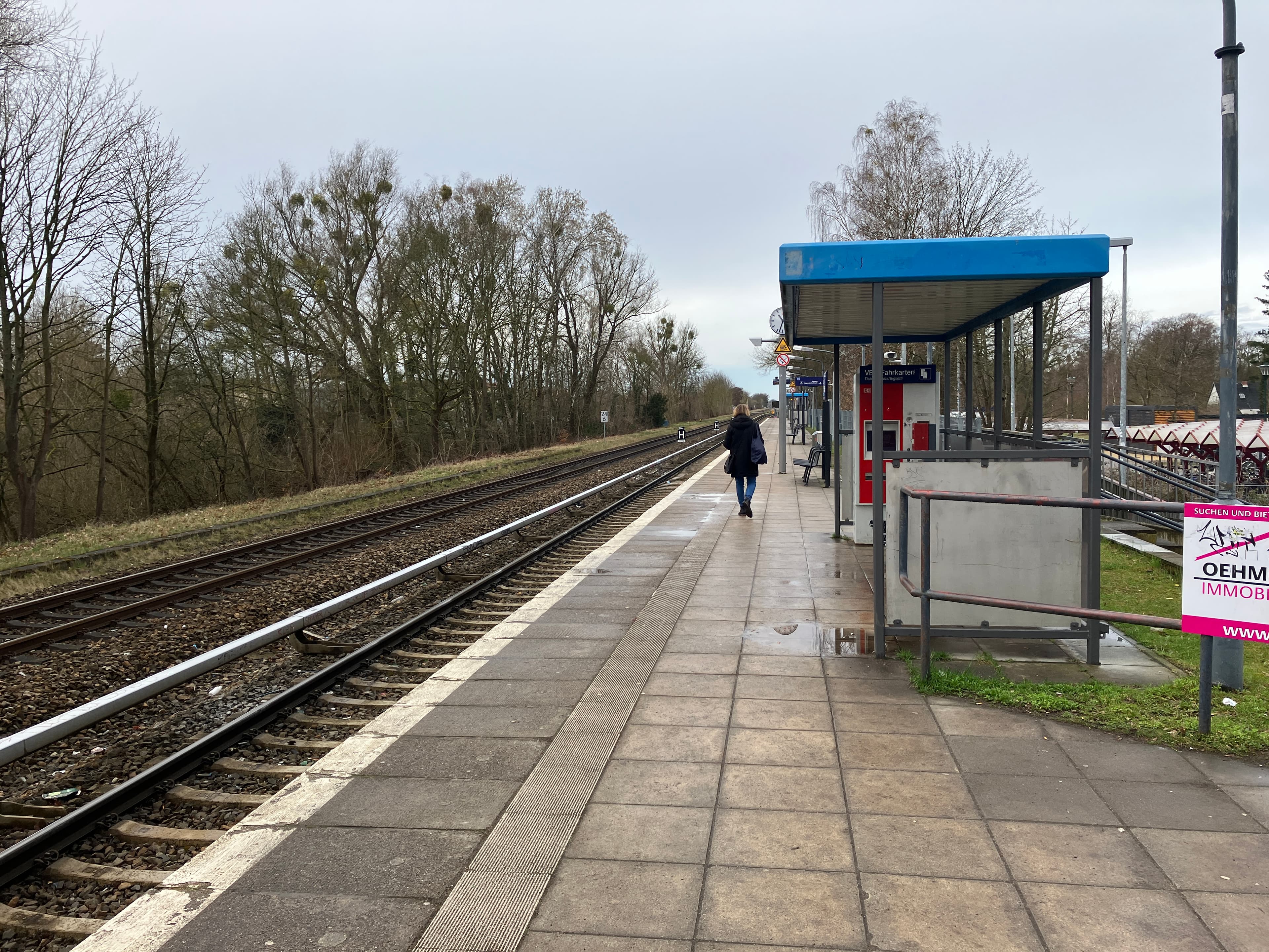 Ein Bahnsteig mit Wetterschutzhaus vor der Modernisierung.