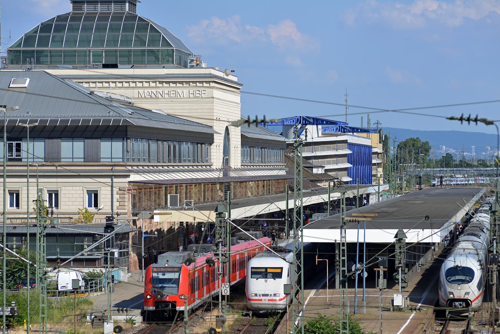 Der Mannheimer Hbf und seine Bahnsteige von oben betrachtet.