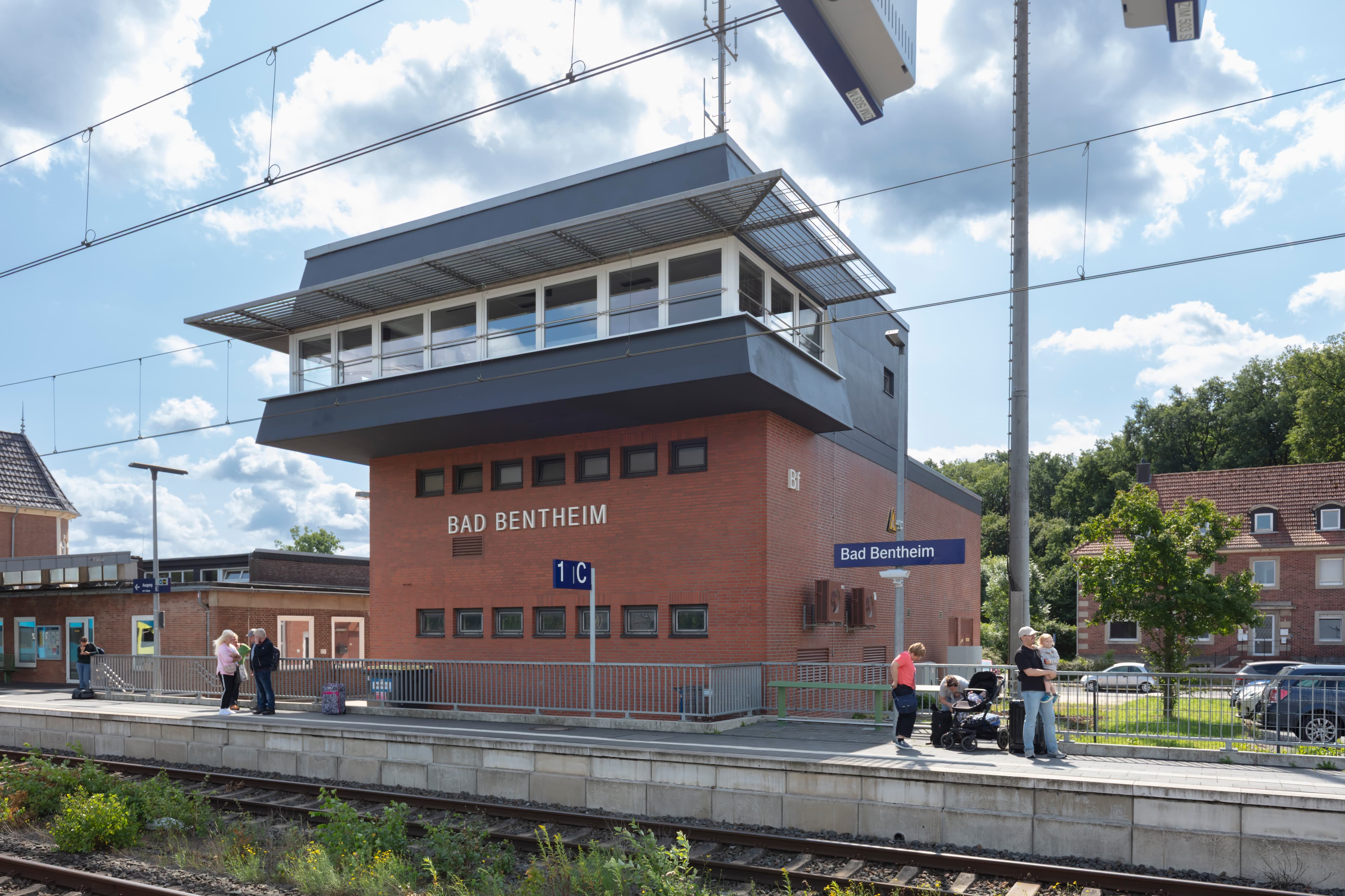 Das Stellwerksgebäude mit neuer Verkleidung (oben).