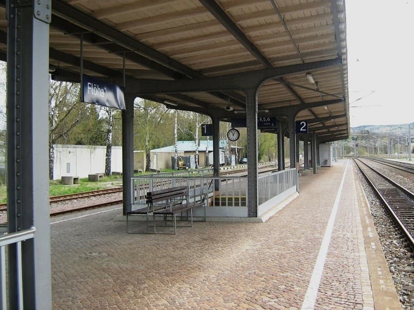 Zu sehen ist der Bahnsteig 1/2 in Flöha vor der Sanierung mit einer alten Sitzbank. 
