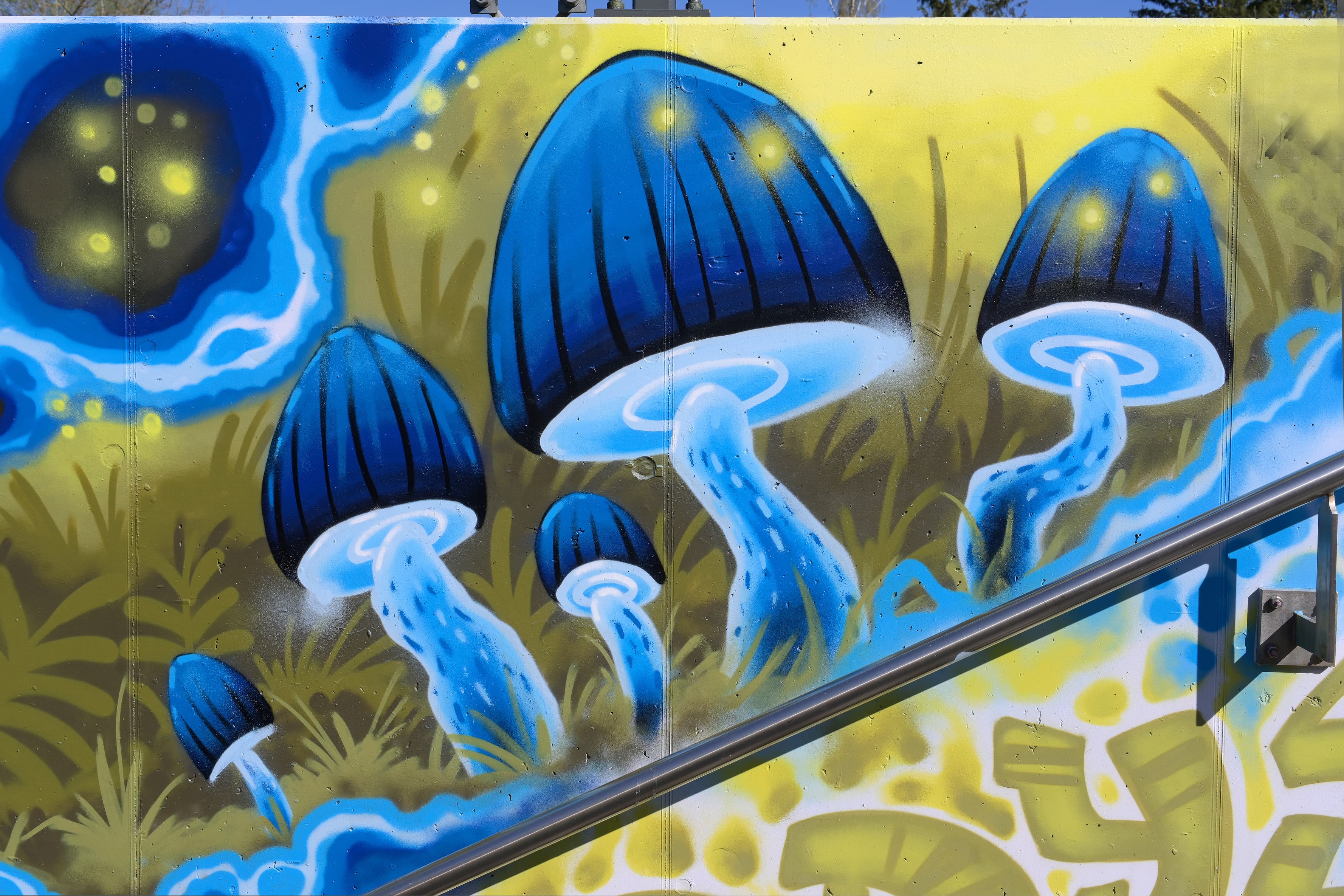 Ein buntes Wandbild mit Pilzen.