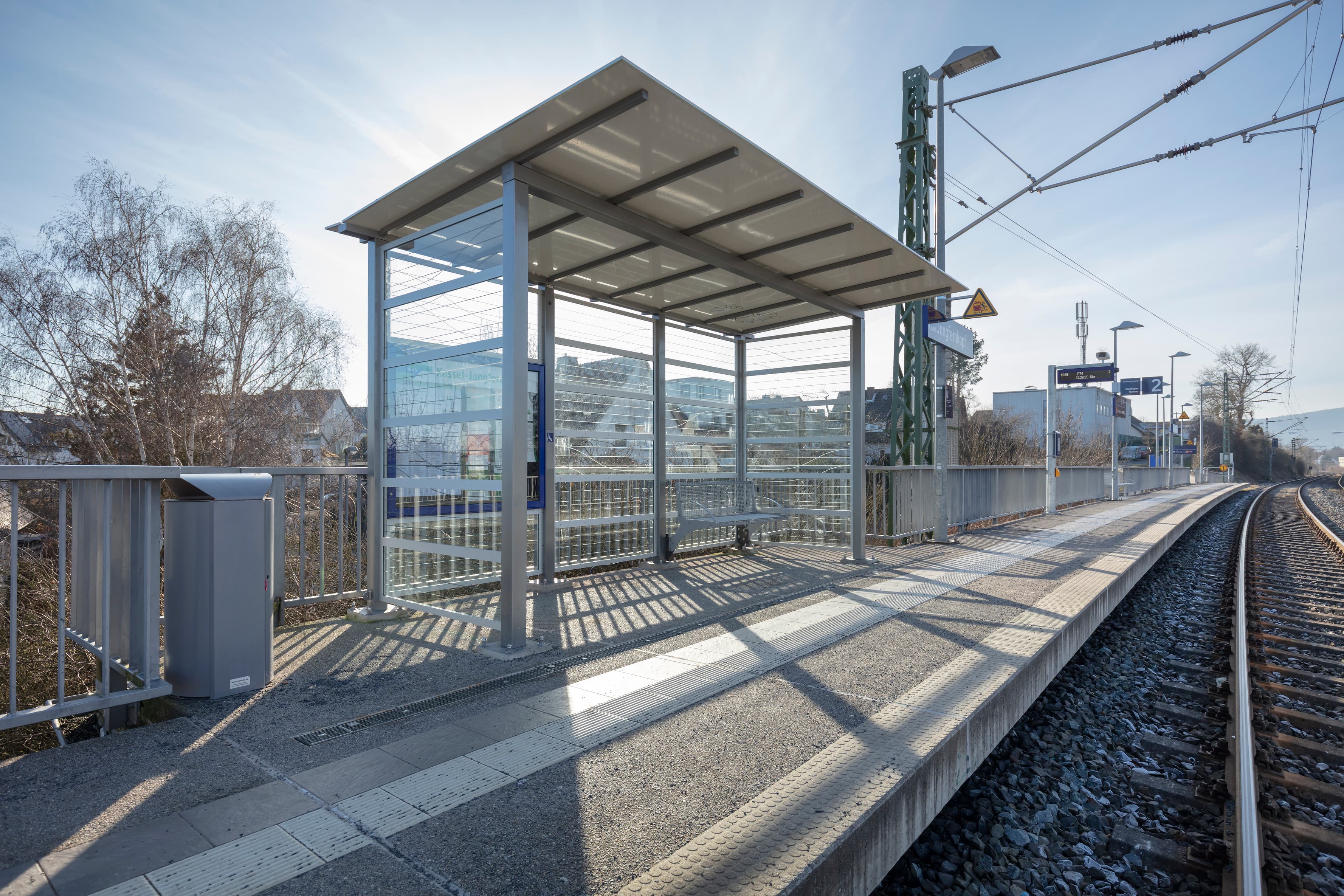 Blick auf das Wetterschutzhäuschen. Links befindet sich das Gleis.