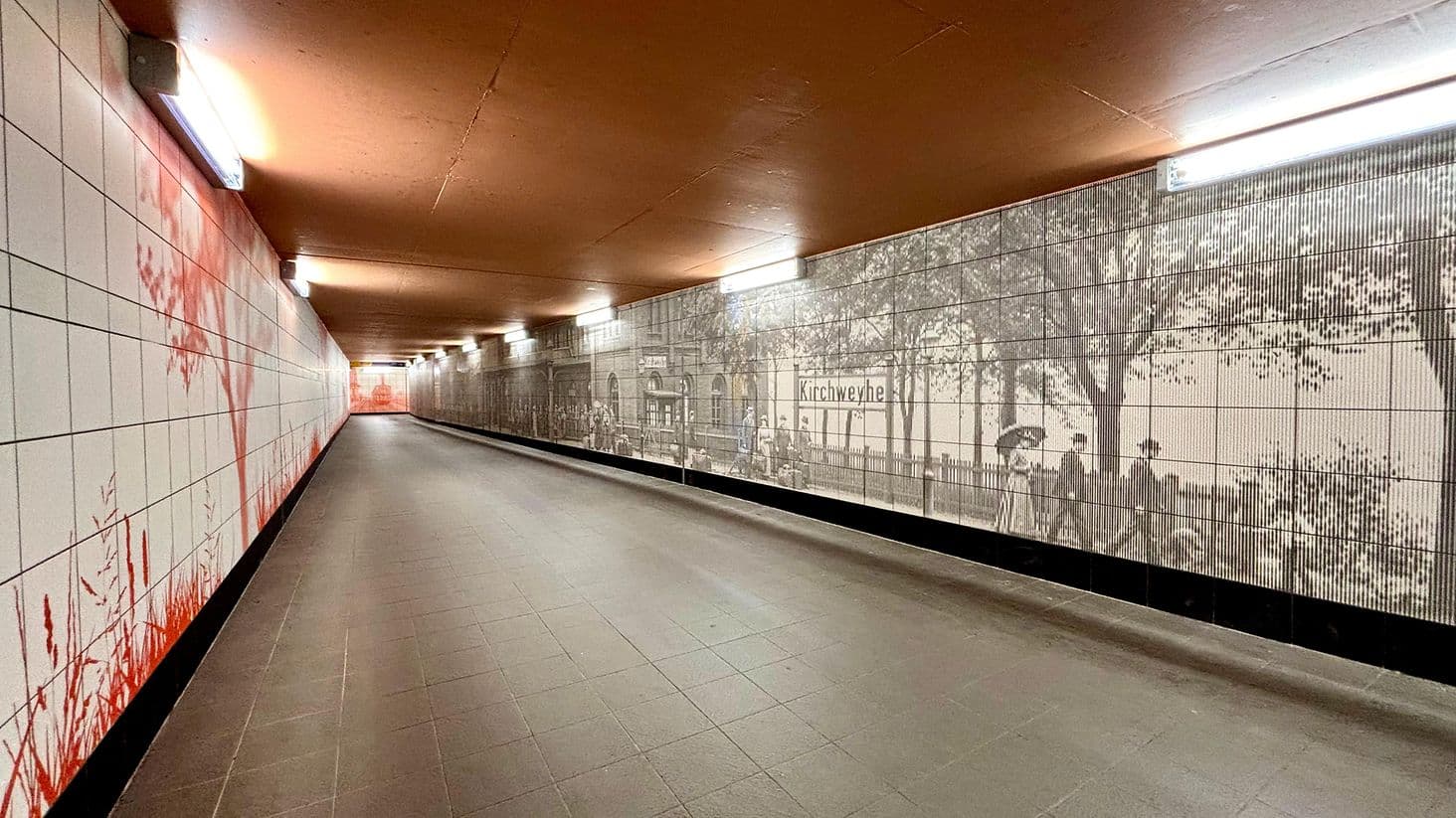 Im Bild die neu gestaltete Personenunterführung mit historischen Motiven