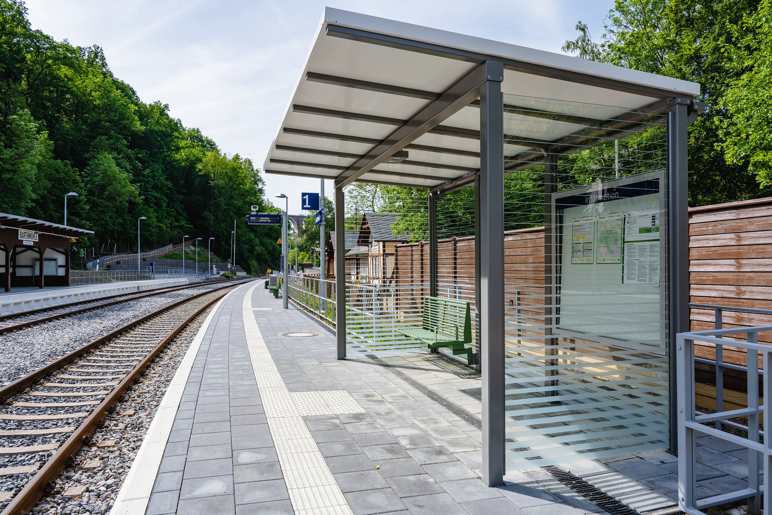 as neue Wetterschutzhäuschen mit transparenten Wänden.