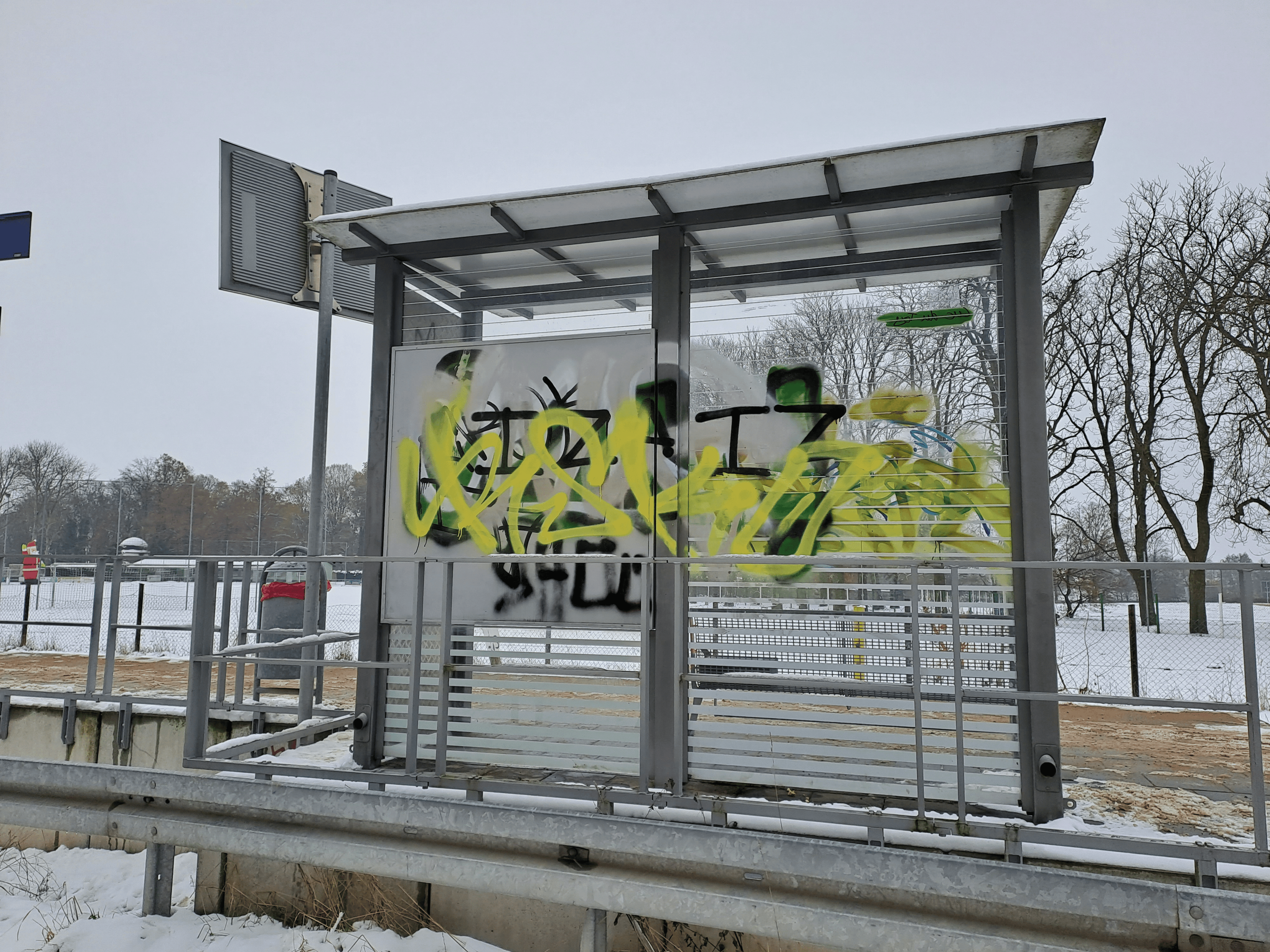 Graffiti auf der Rückseite eines Wetterschutzhauses.