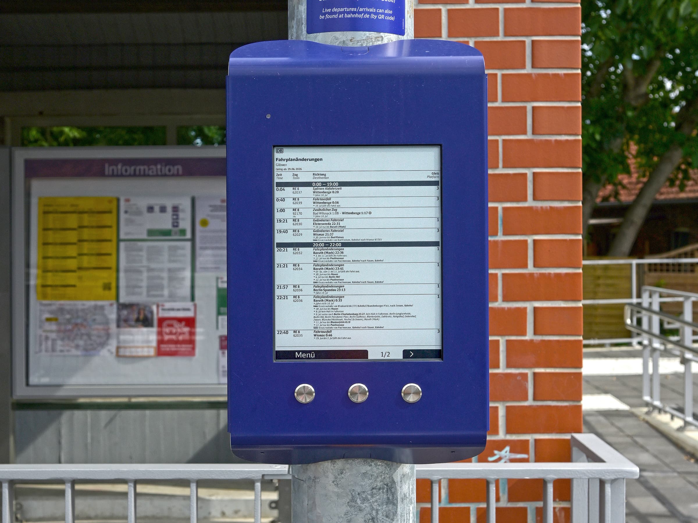Digitaler Aushang Baukommunikation (DAB) auf dem Bahnsteig. 
