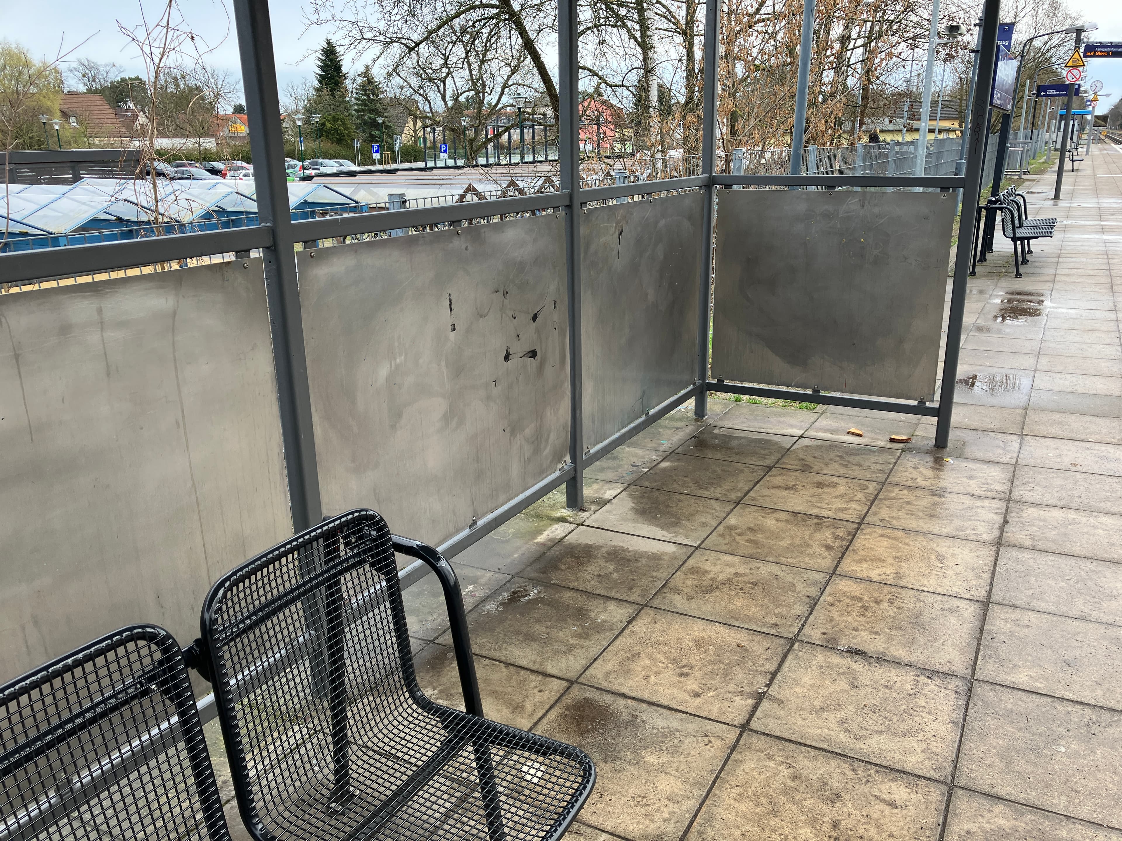 Ein altes Wetterschutzhaus mit Sitzen. 