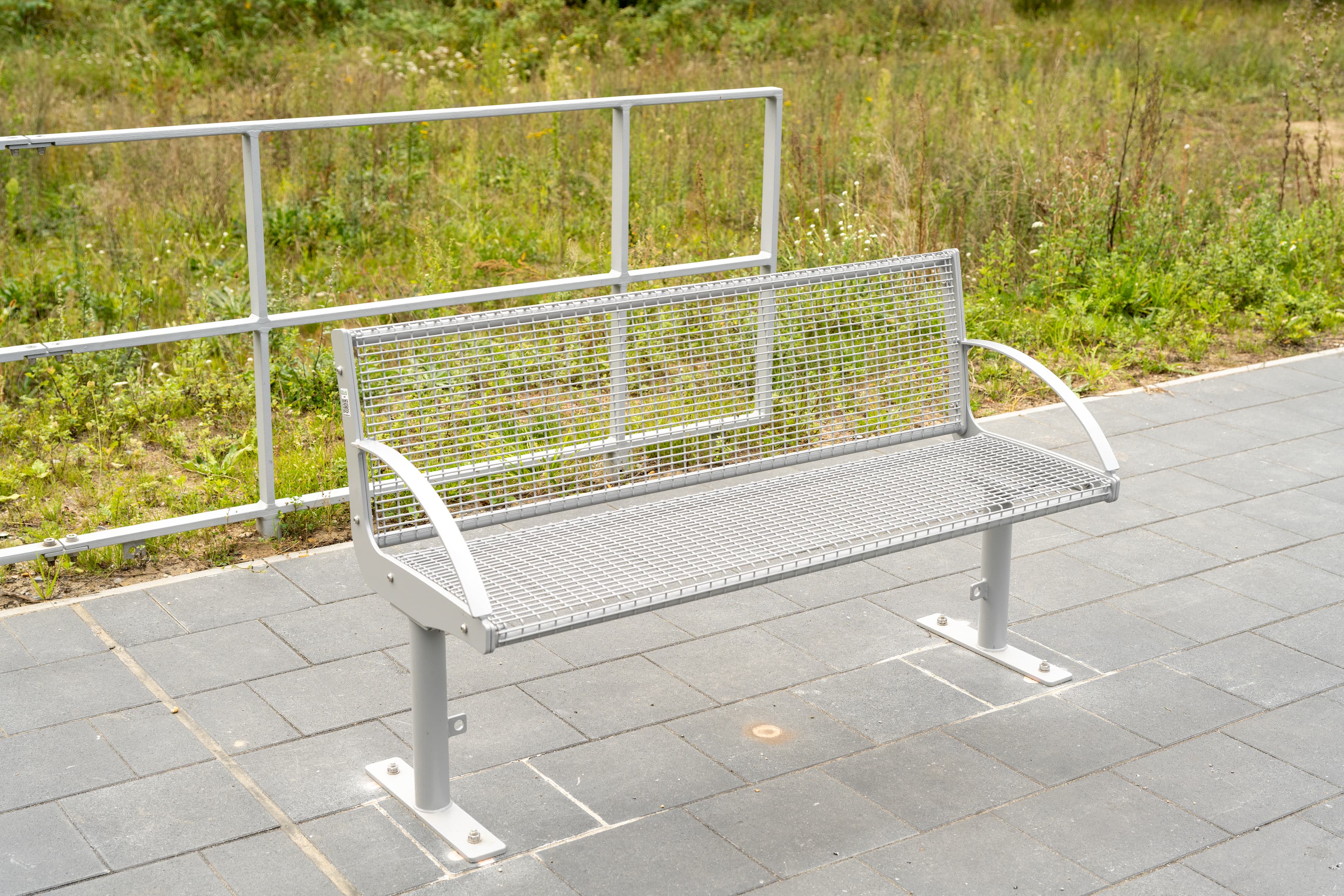 Eine neue, stählerne Sitzbank steht jetzt auf dem Bahnsteig.