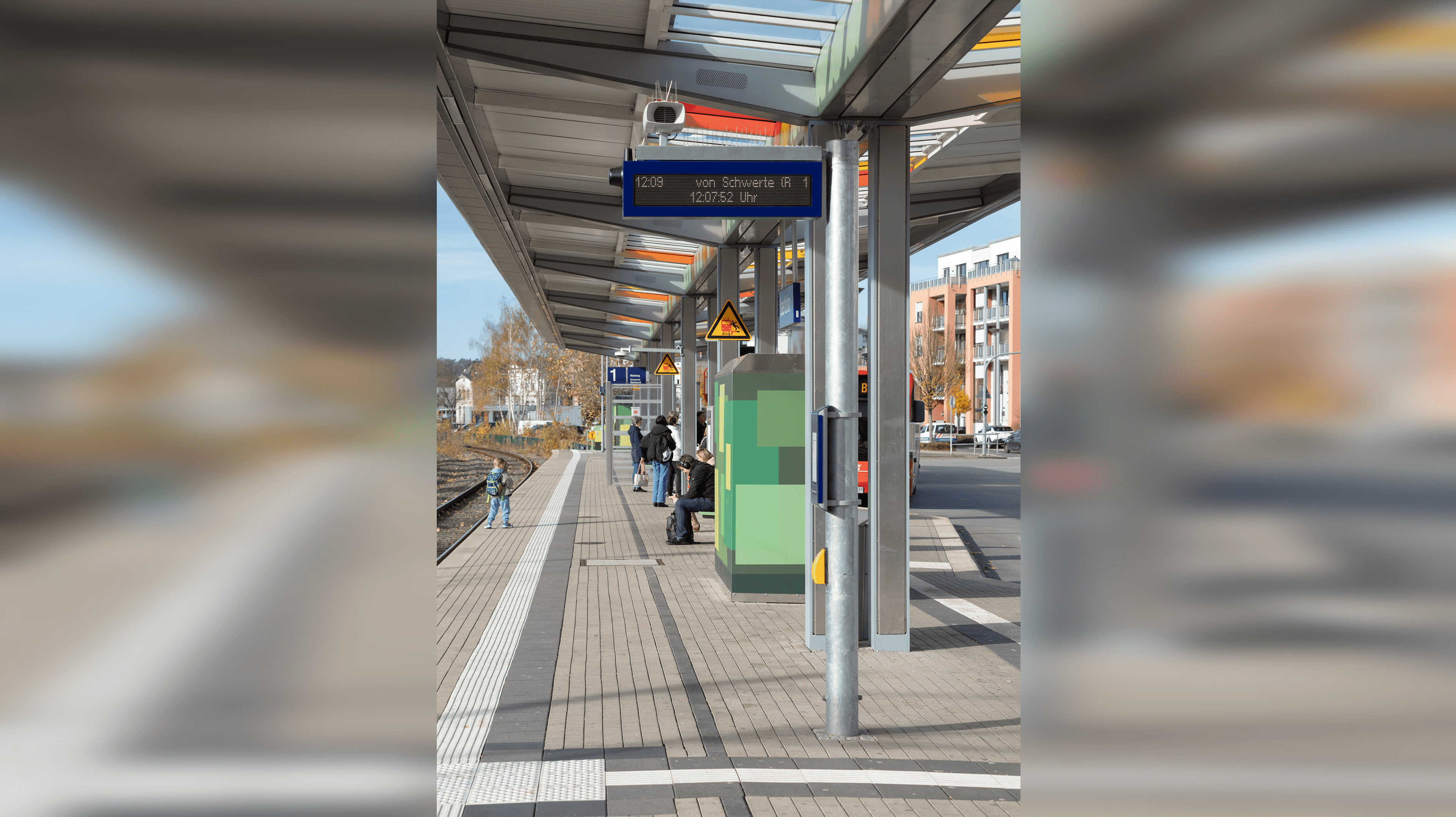 Die neuen Anzeiger der Reisendeninformation bieten zusätzlich ein Akustikmodul.