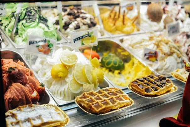 Eissorten-Angebot in einer italienischen Gelateria.